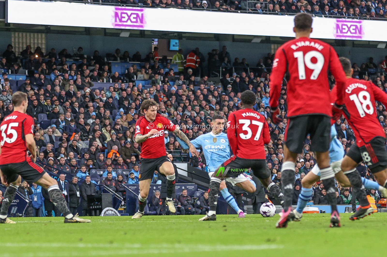 Phil Foden of Manchester City scores to make it 1-1 during the Premier League match Manchester City vs Manchester United at Etihad Stadium, Manchester, United Kingdom, 3rd March 2024

(Photo by Mark Cosgrove/News Images)