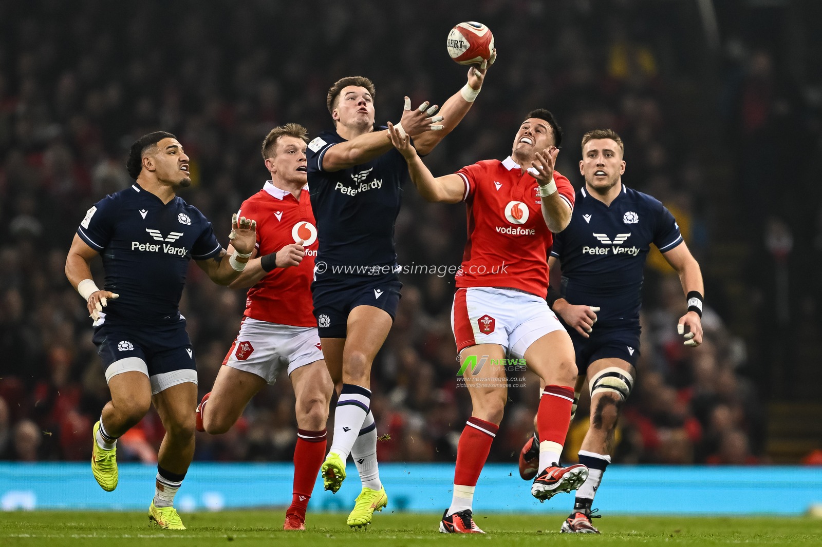 Huw Jones of Scotland and Owen Watkin of Wales battle for the ball during the 2024 Guinness 6 Nations match Wales vs Scotland at Principality Stadium, Cardiff, United Kingdom, 3rd February 2024

(Photo by Craig Thomas/News Images)