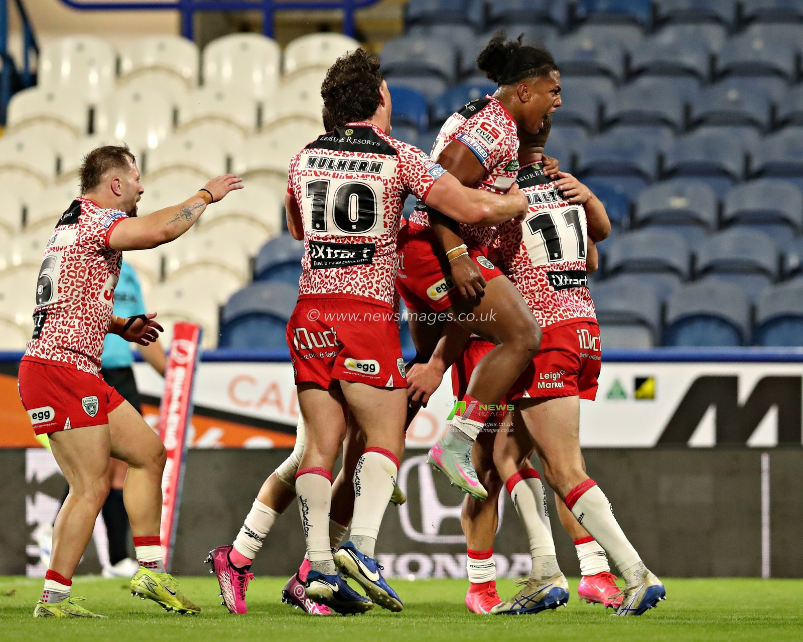 Leigh celebrate the try scored by Frankie Halton of Leigh Leopards during the Betfred Super League Round 13 match Huddersfield Giants vs Leigh Leopards at John Smith's Stadium, Huddersfield, United Kingdom, 29th May 2025(Photo by Sam Eaden/News Images)