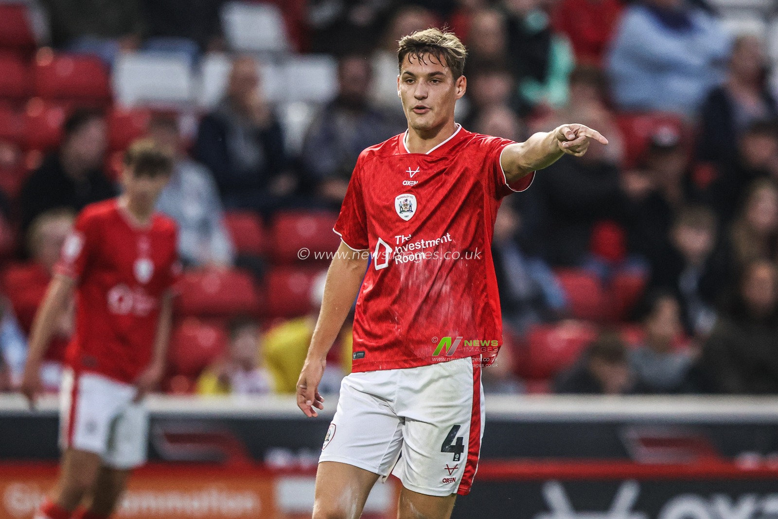Sam Gale of Barnsley gives his team instructions during the Sky Bet League One match Barnsley vs Blackpool at Oakwell, Barnsley, United Kingdom on 02 September 2026

(Photo by Alfie Cosgrove/News Images)