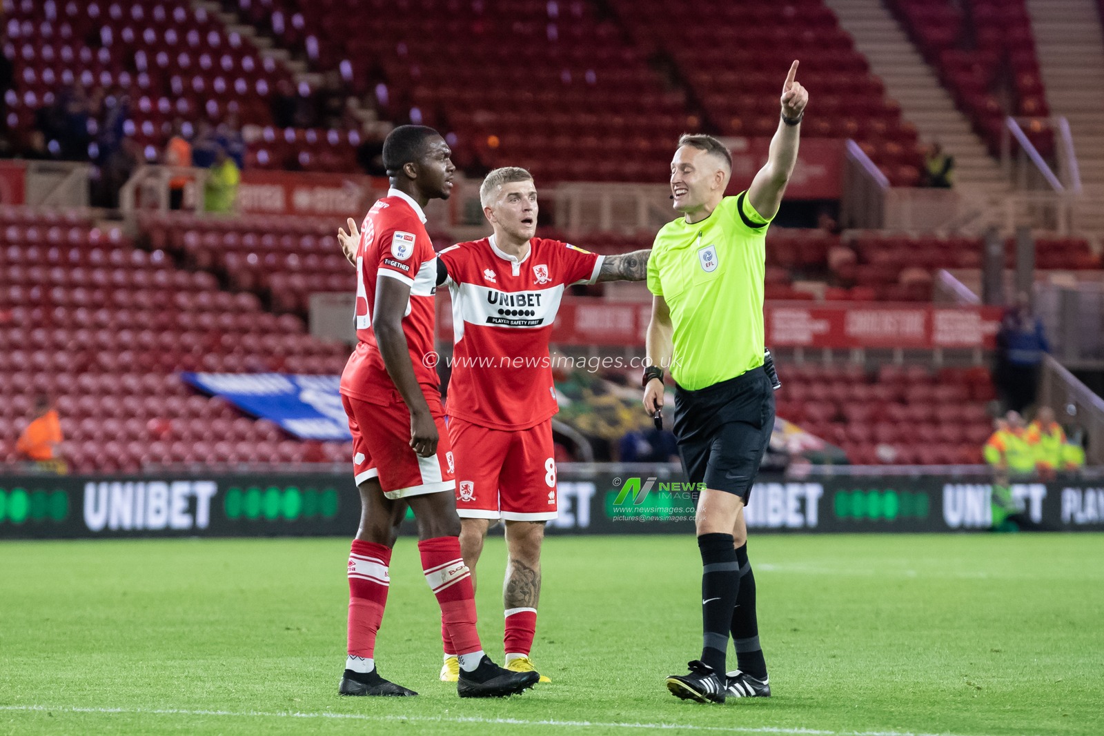 Riley McGree #8 of Middlesbrough argues with Referee James Bell during the Sky Bet Championship match Middlesbrough vs Cardiff City at Riverside Stadium, Middlesbrough, United Kingdom, 13th September 2022

(Photo by James Heaton/News Images)