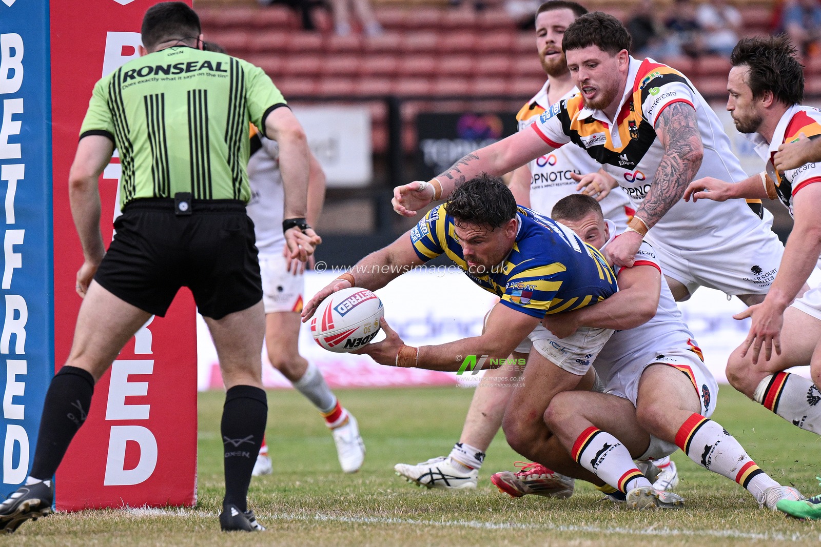 Joe Philbin of Warrington Wolves scores his team's fourth try during the Betfred Super League round 22 match Bradford Bulls vs Warrington Wolves at Odsal Stadium, Bradford, United Kingdom on 08 August 2026

(Photo by Ben Roberts/News Images)