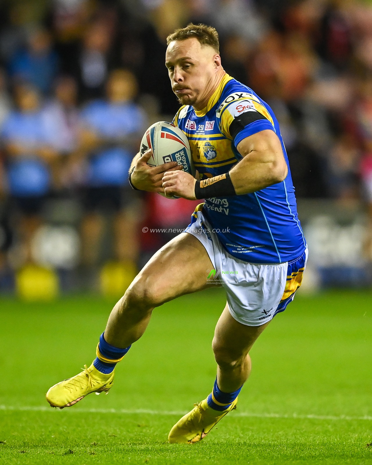James Donaldson #25 of Leeds Rhinos in action during the Betfred Super League match Wigan Warriors vs Leeds Rhinos at DW Stadium, Wigan, United Kingdom, 16th September 2022

(Photo by Craig Thomas/News Images)