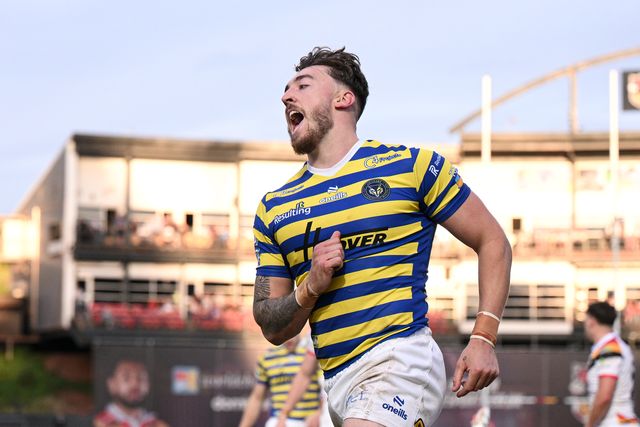 Matty Ashton of Warrington Wolves scelebrates scoring his team's eighth try during the Betfred Super League round 22 match Bradford Bulls vs Warrington Wolves at Odsal Stadium, Bradford, United Kingdom on 08 August 2026

(Photo by Ben Roberts/News Images)