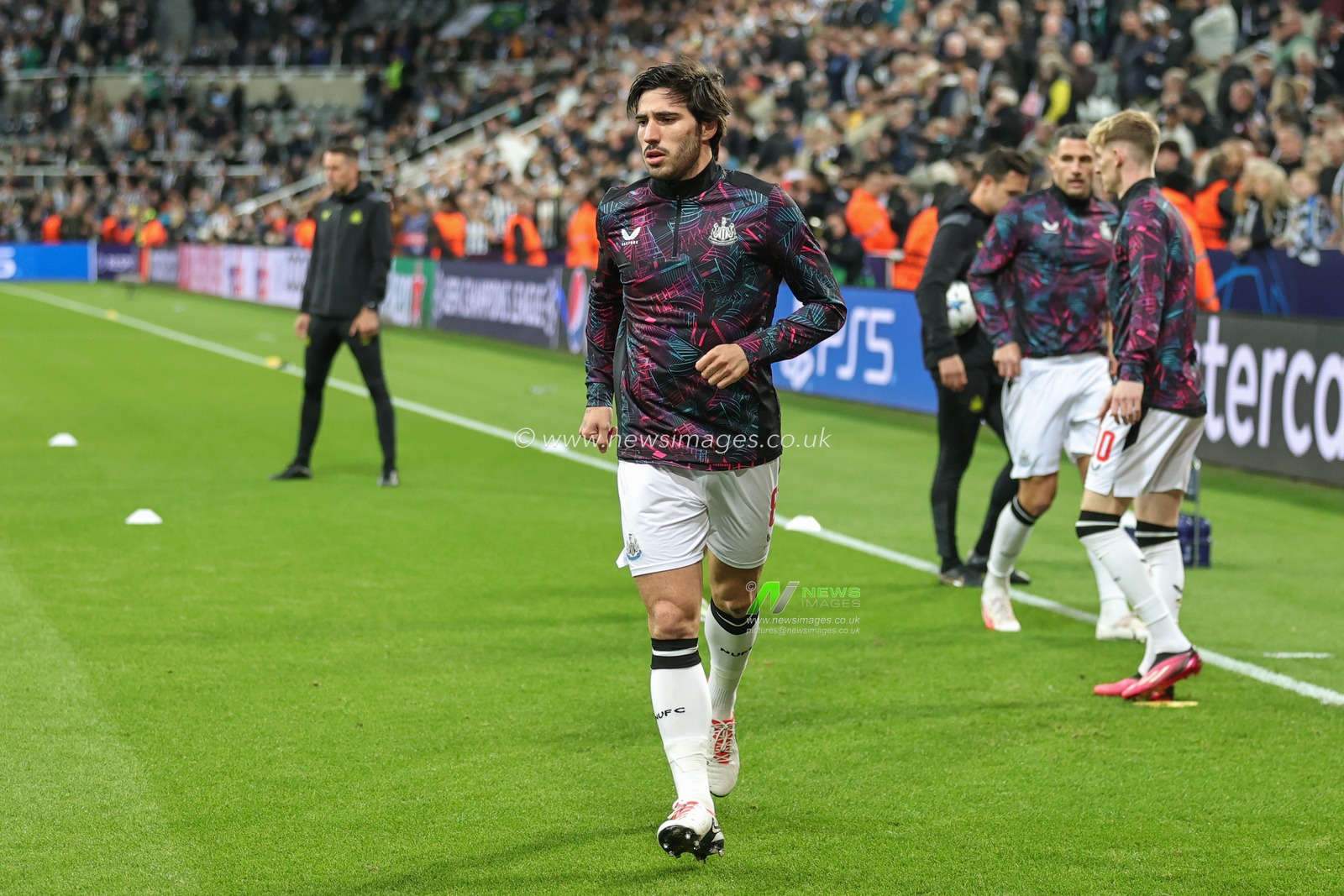 Sandro Tonali #8 of Newcastle United during the pre-game warm up ahead of the UEFA Champions League match Newcastle United vs Paris Saint-Germain at St. James's Park, Newcastle, United Kingdom, 4th October 2023

(Photo by Mark Cosgrove/News Images)