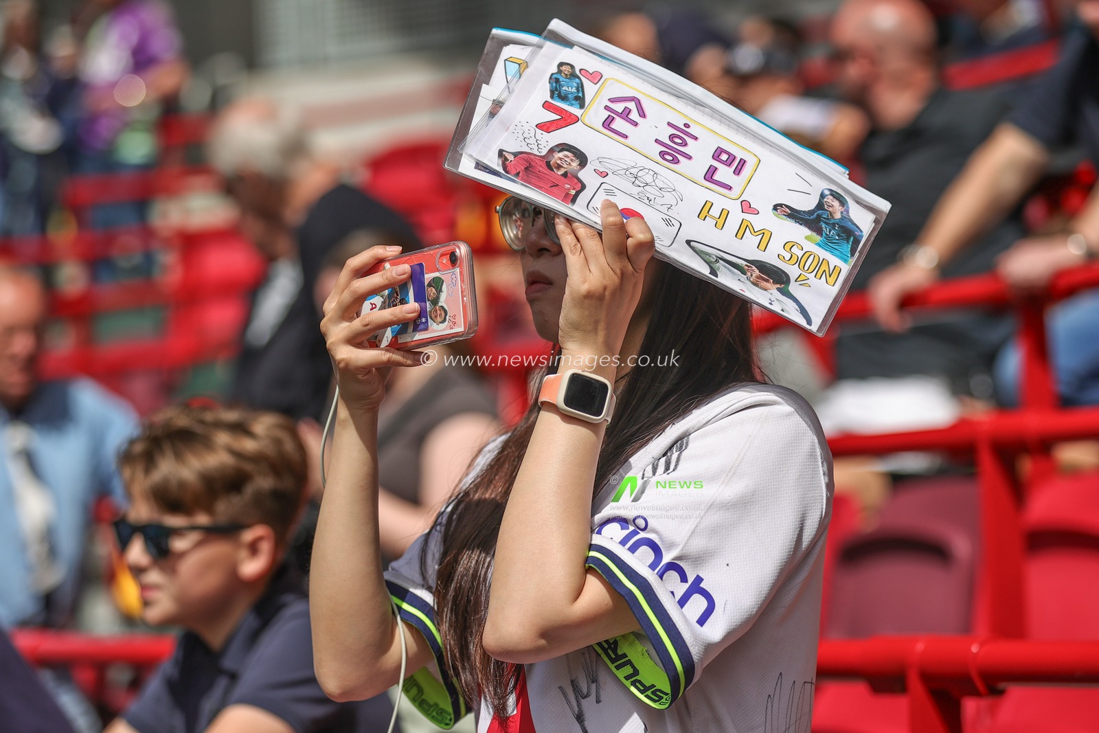 A Tottenham fan with a homemade poster for Son Heung-min Tottenham Hotspur during the Premier League match Brentford vs Tottenham Hotspur at Brentford Community Stadium, London, United Kingdom, 13th August 2023

(Photo by Mark Cosgrove/News Images)