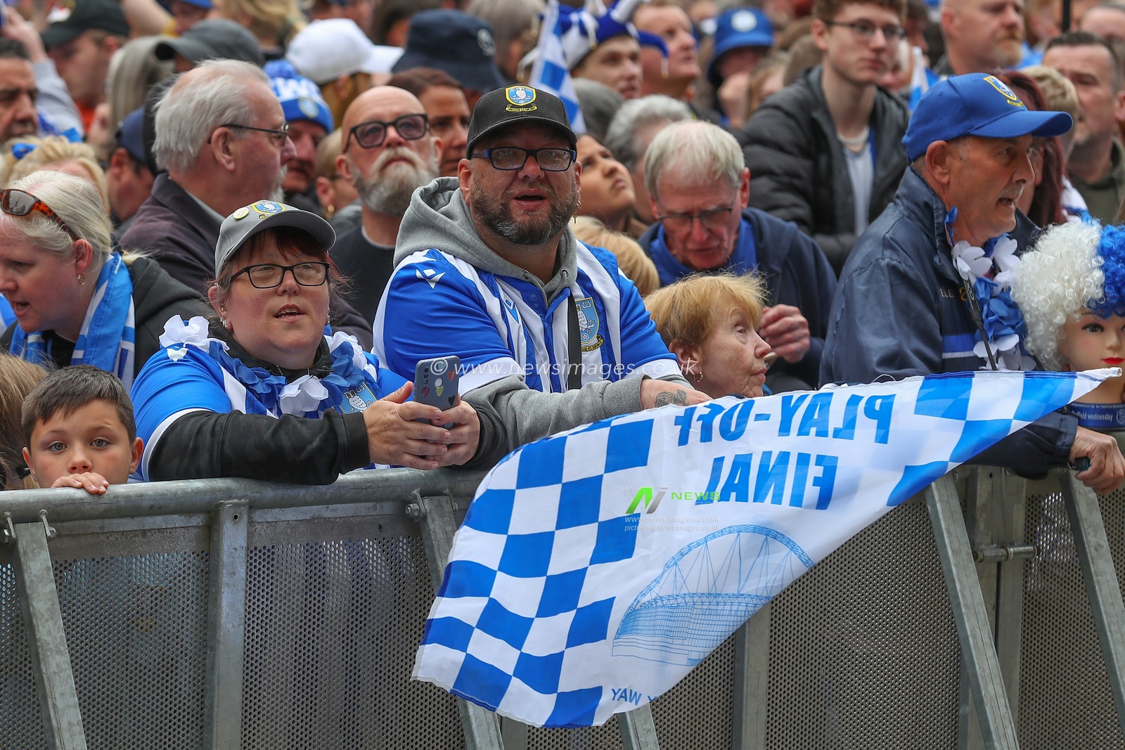 Fans arrive at the Town Hall as Sheffield Wednesday celebrate promotion in the City at Sheffield City Centre, Sheffield, United Kingdom, 31st May 2023

(Photo by Gareth Evans/News Images)
