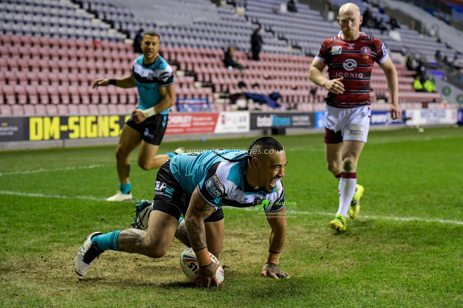 Mahe Fonua (5) of Hull FC goes over for a try to make it 10 -12