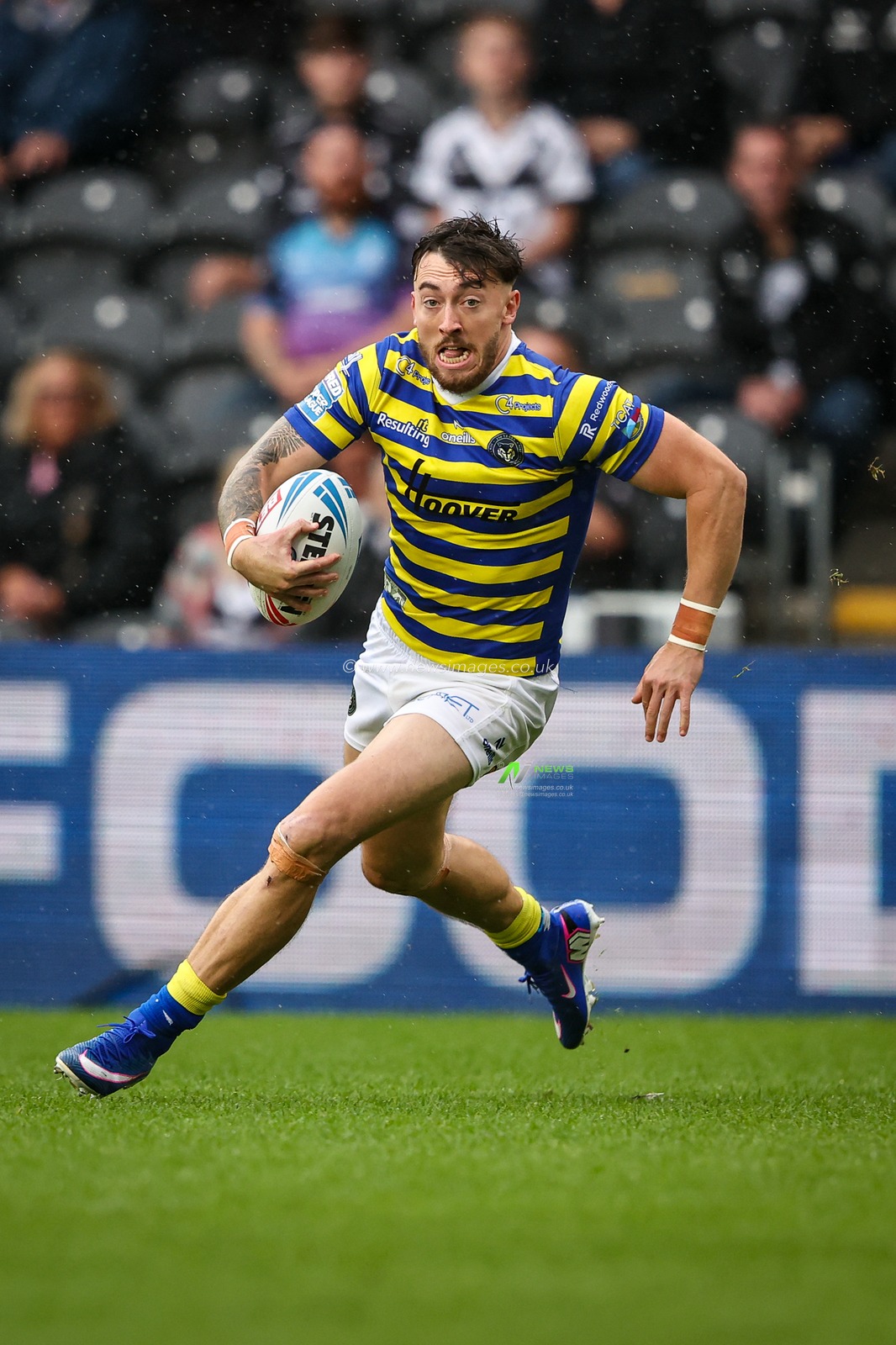 Matty Ashton of Warrington Wolves breaks with the ball during the Betfred Super League round 25 match Hull FC vs Warrington Wolves at MKM Stadium, Hull, United Kingdom on 29 August 2026

(Photo by Alfie Cosgrove/News Images)