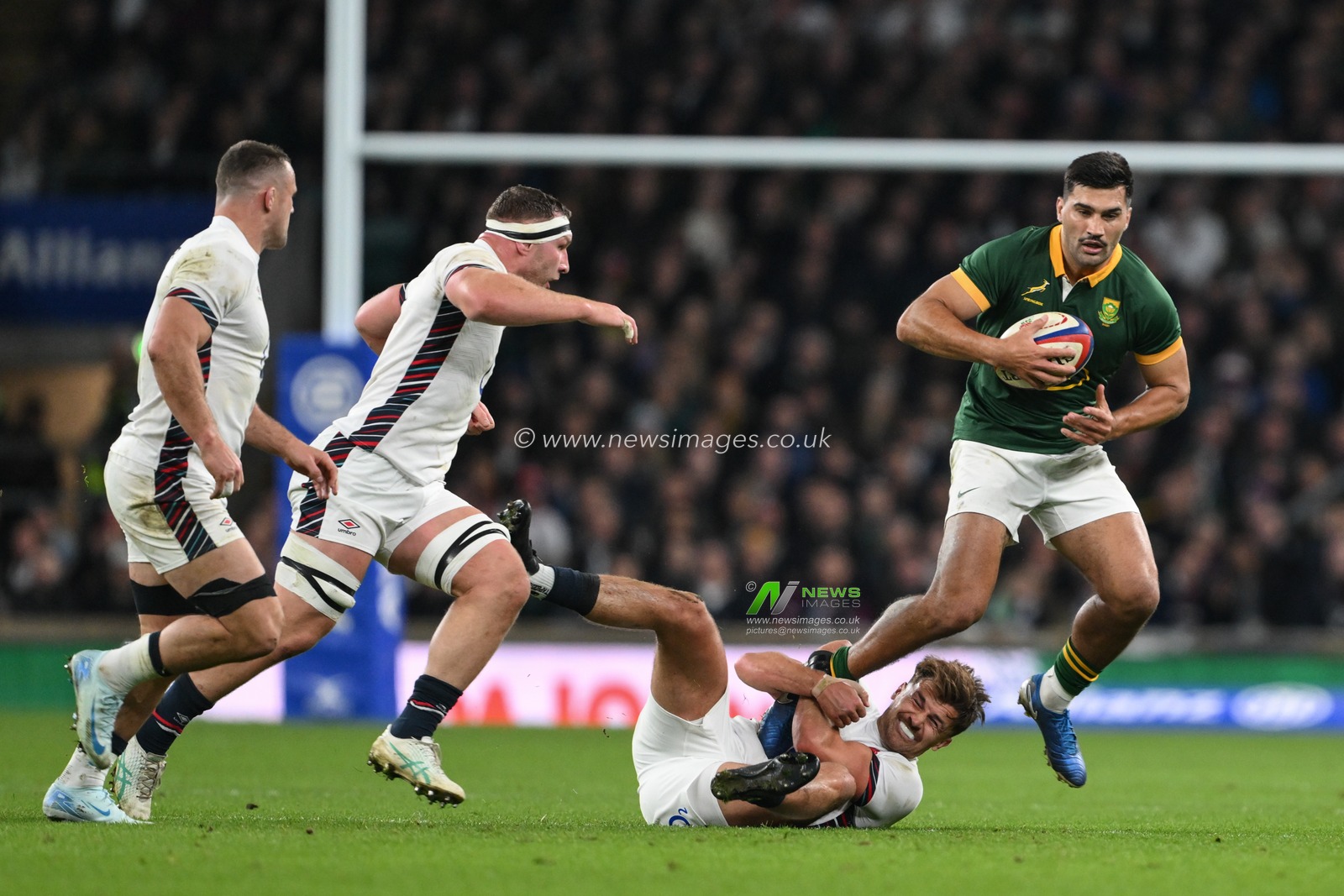Damian De Allende of South Africa is tackled by Henry Slade of England during the Autumn Nations Series match England vs South Africa at Allianz Stadium,, Twickenham, United Kingdom, 16th November 2024

(Photo by Craig Thomas/News Images)