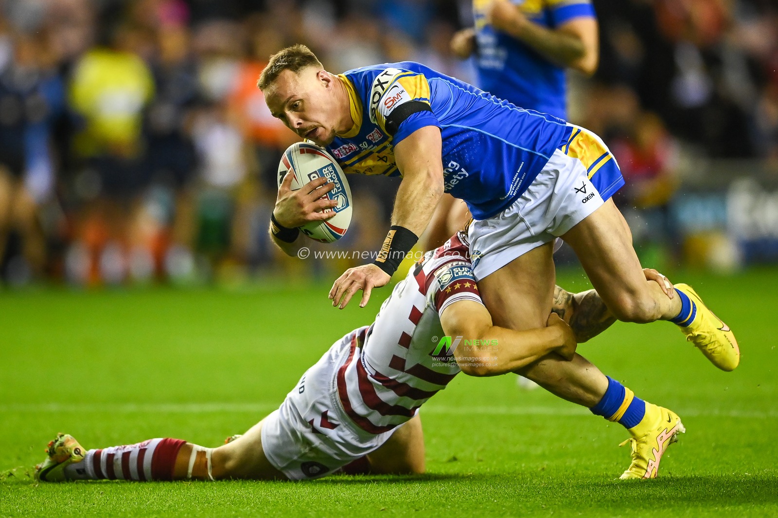 James Donaldson #25 of Leeds Rhinos is tackled by Sam Powell #9 of Wigan Warriors  during the Betfred Super League match Wigan Warriors vs Leeds Rhinos at DW Stadium, Wigan, United Kingdom, 16th September 2022

(Photo by Craig Thomas/News Images)