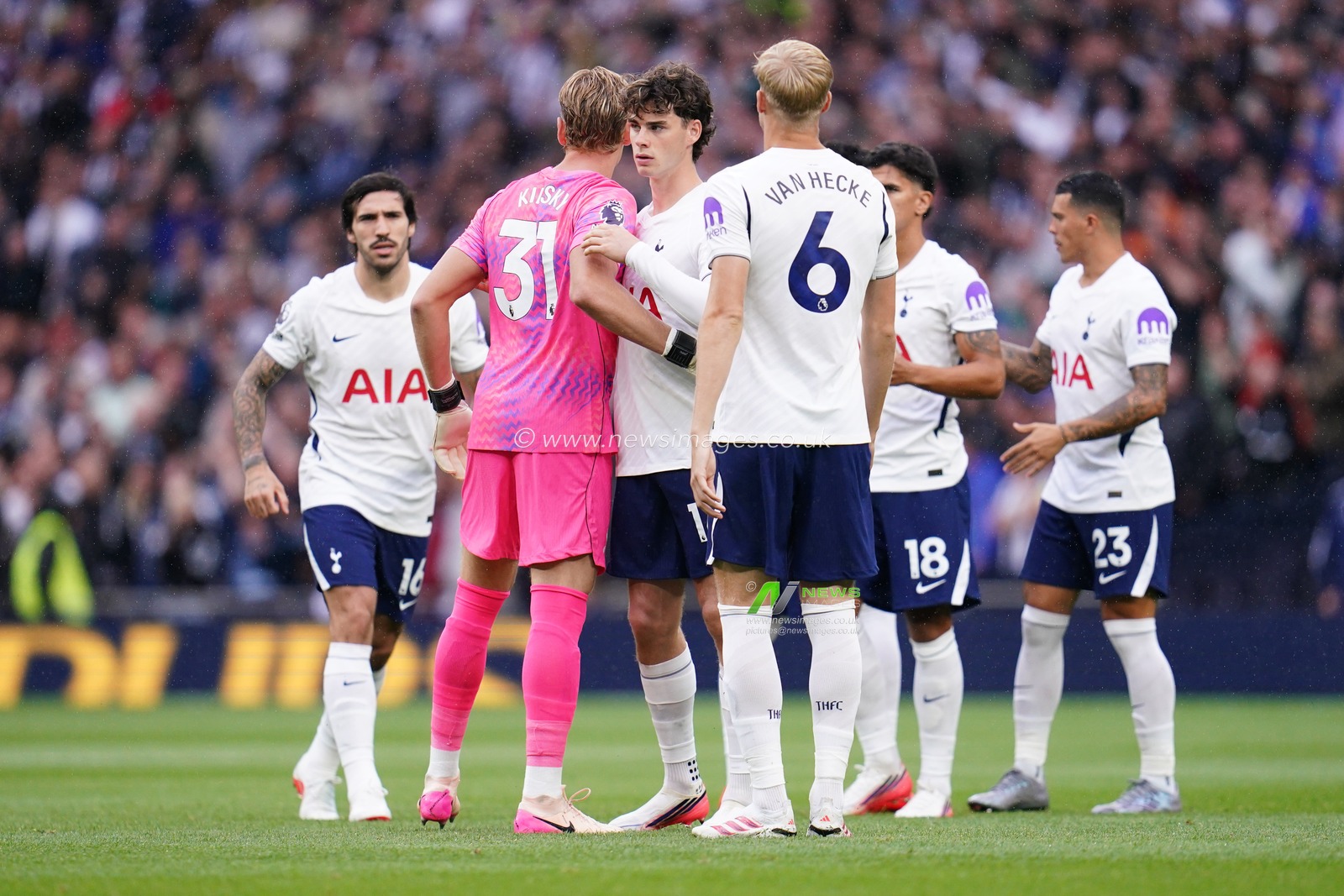 Tottenham players ahead of kick off during the Premier League match Tottenham Hotspur vs Newcastle Untied at Tottenham Hotspur Stadium, London, United Kingdom on 29 August 2026

(Photo by Harvey Murphy/News Images)