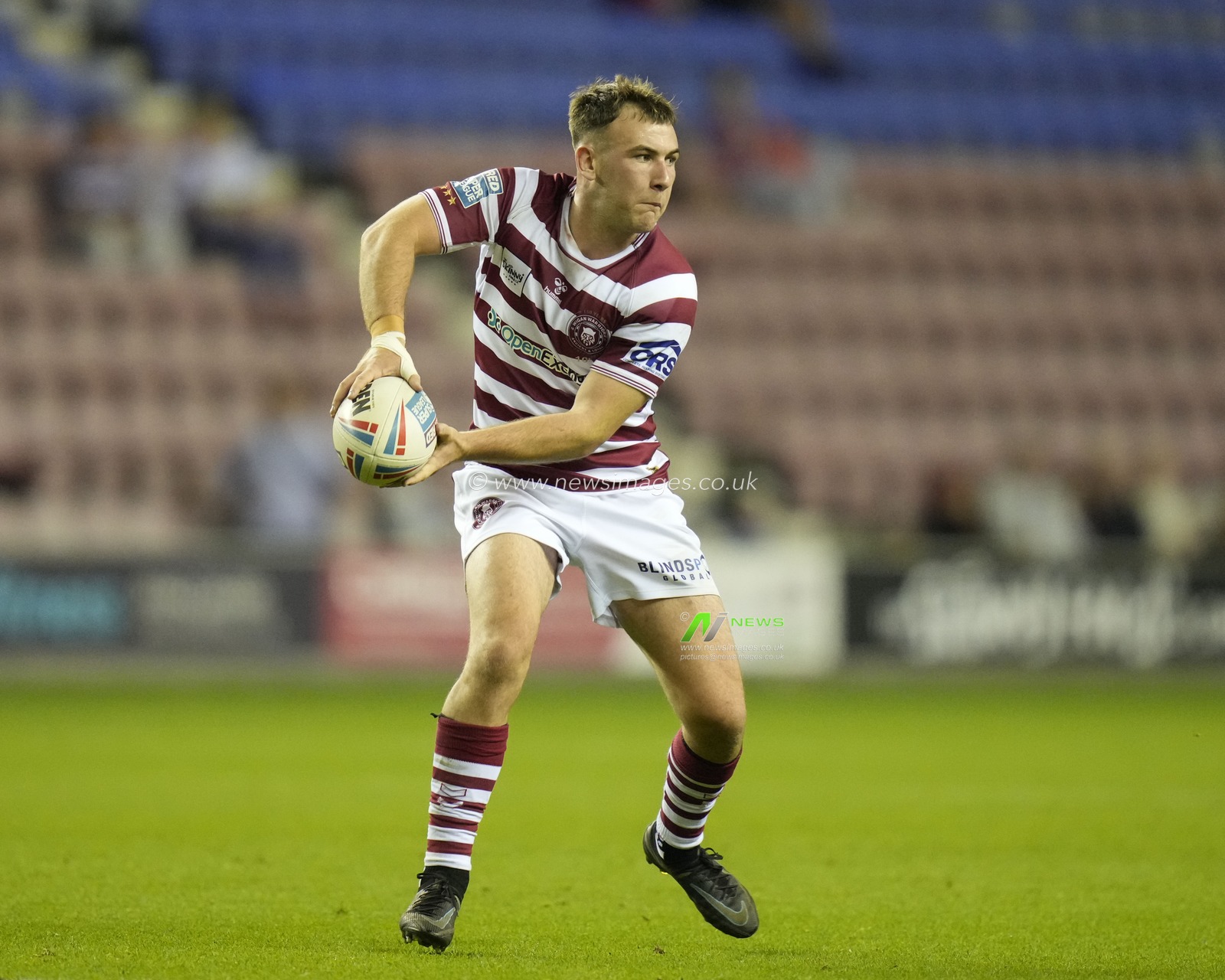 Harry Smith #16 of Wigan Warriors passes the ball during the Betfred Super League match Wigan Warriors vs Catalans Dragons at DW Stadium, Wigan, United Kingdom, 2nd September 2022

(Photo by Steve Flynn/News Images)