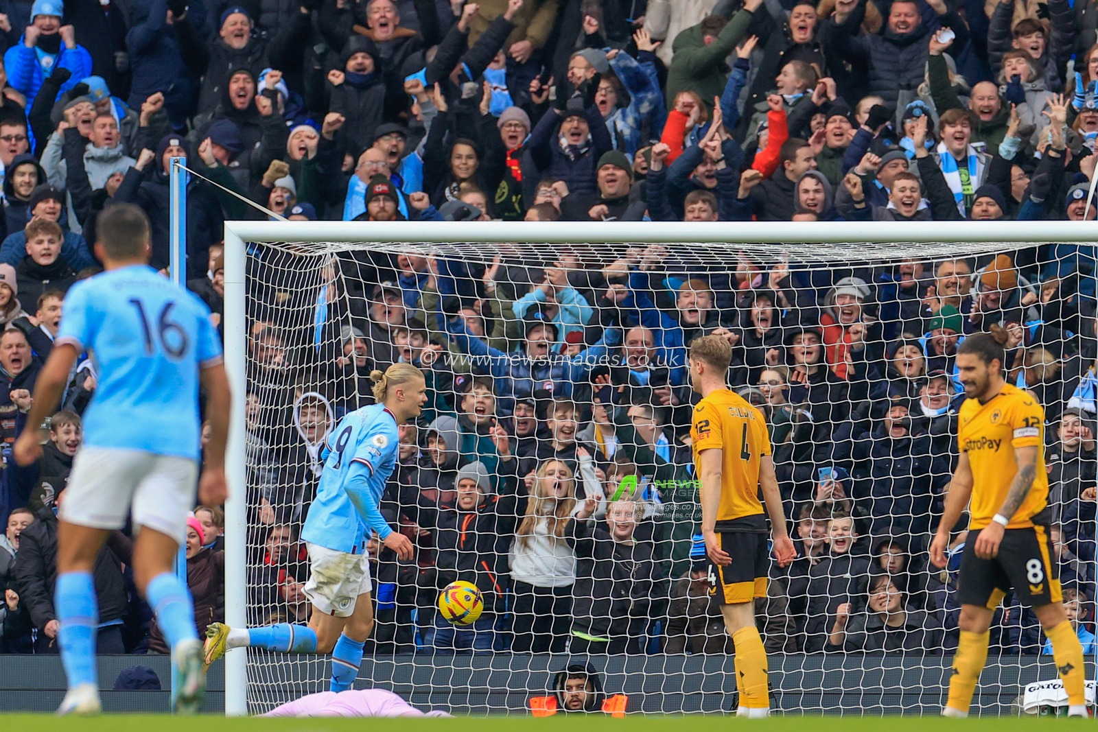 Erling Haaland #9 of Manchester City celebrates his goal to make it 3-0 during the Premier League match Manchester City vs Wolverhampton Wanderers at Etihad Stadium, Manchester, United Kingdom, 22nd January 2023

(Photo by Conor Molloy/News Images)