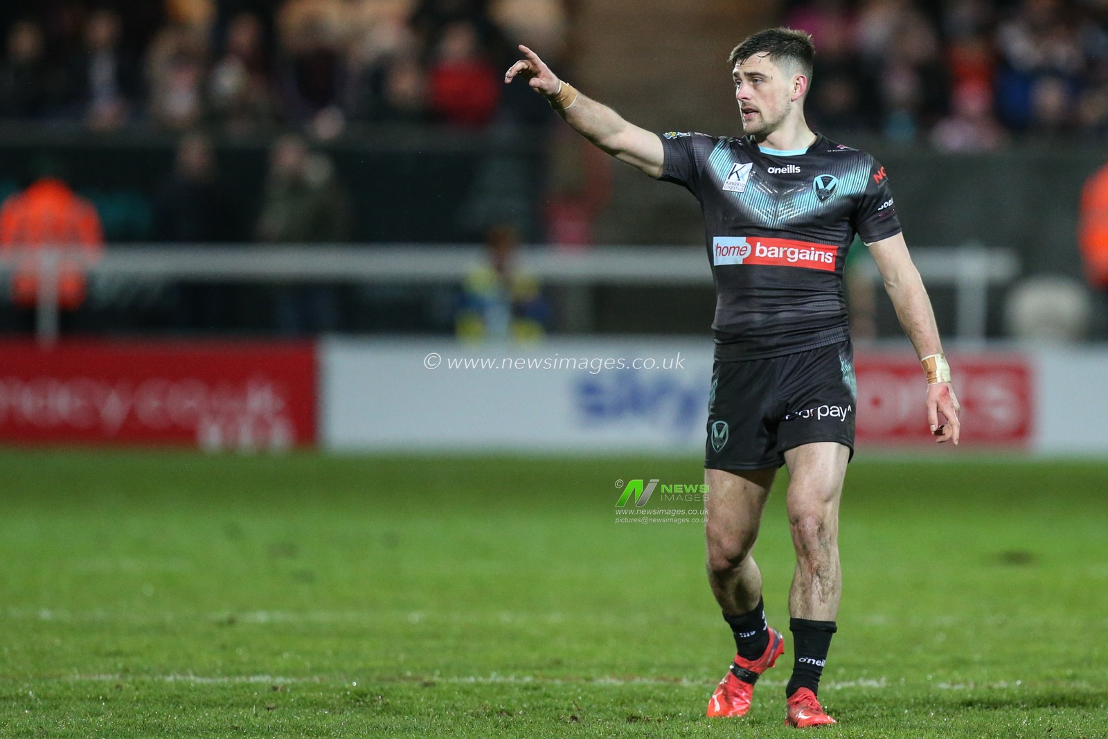 Lewis Dodd (7) of St Helens during the game