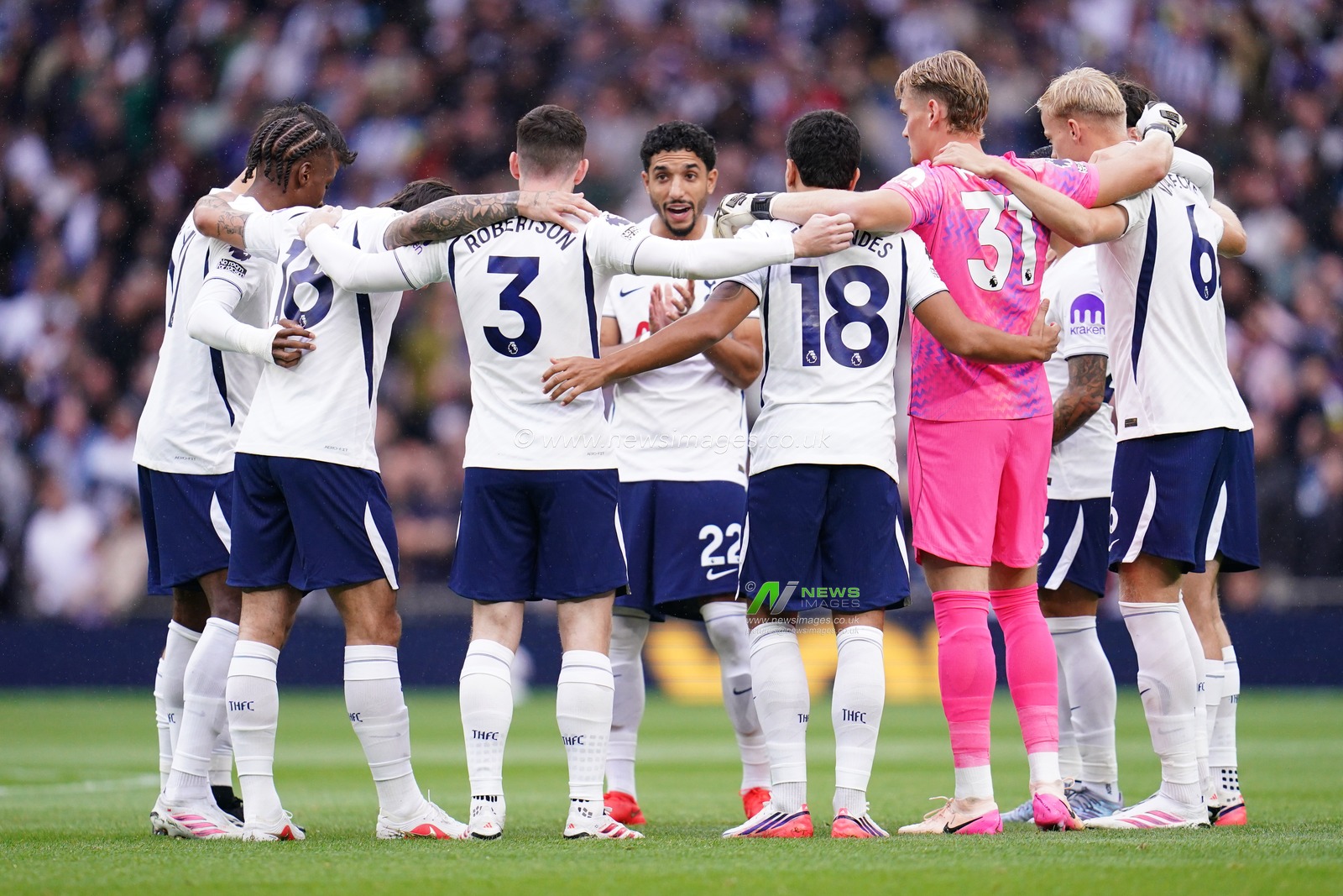 Tottenham players huddle during the Premier League match Tottenham Hotspur vs Newcastle Untied at Tottenham Hotspur Stadium, London, United Kingdom on 29 August 2026

(Photo by Harvey Murphy/News Images)