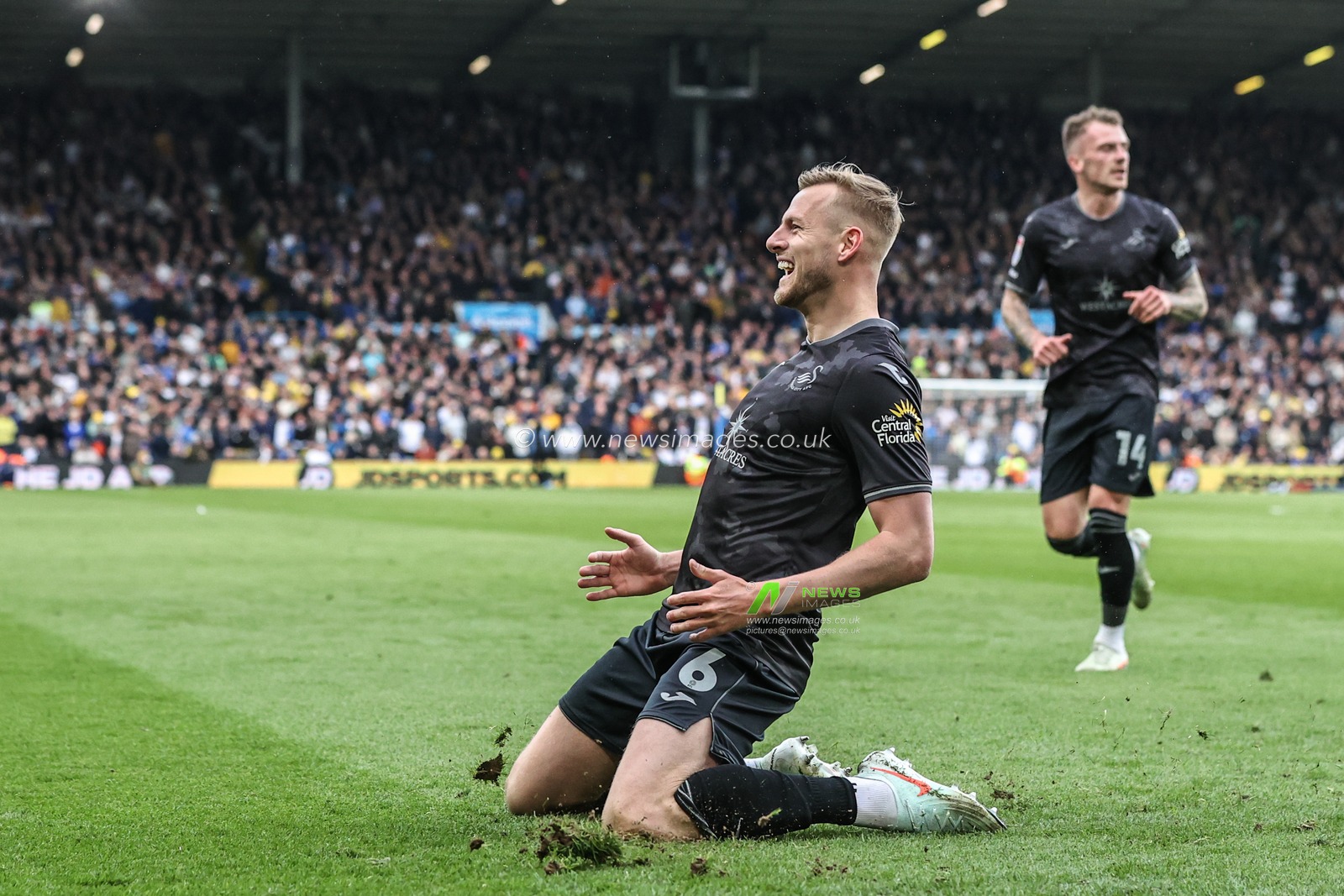 Harry Darling of Swansea City celebrates his goal to make it 1-1 during the Sky Bet Championship match Leeds United vs Swansea City at Elland Road, Leeds, United Kingdom, 29th March 2025

(Photo by Alfie Cosgrove/News Images)