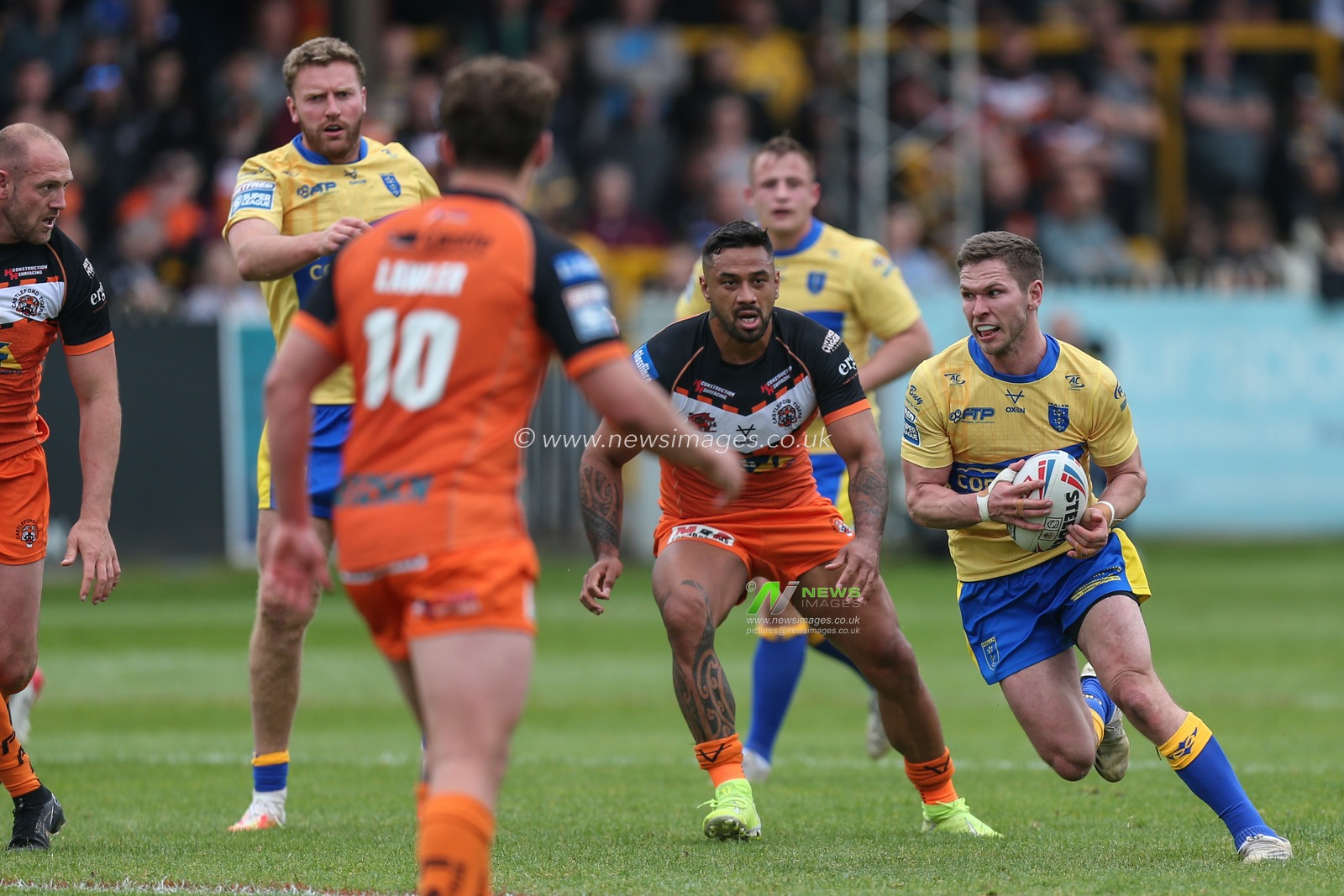 Matt Parcell #9 of Hull KR runs with the ball up the pitch