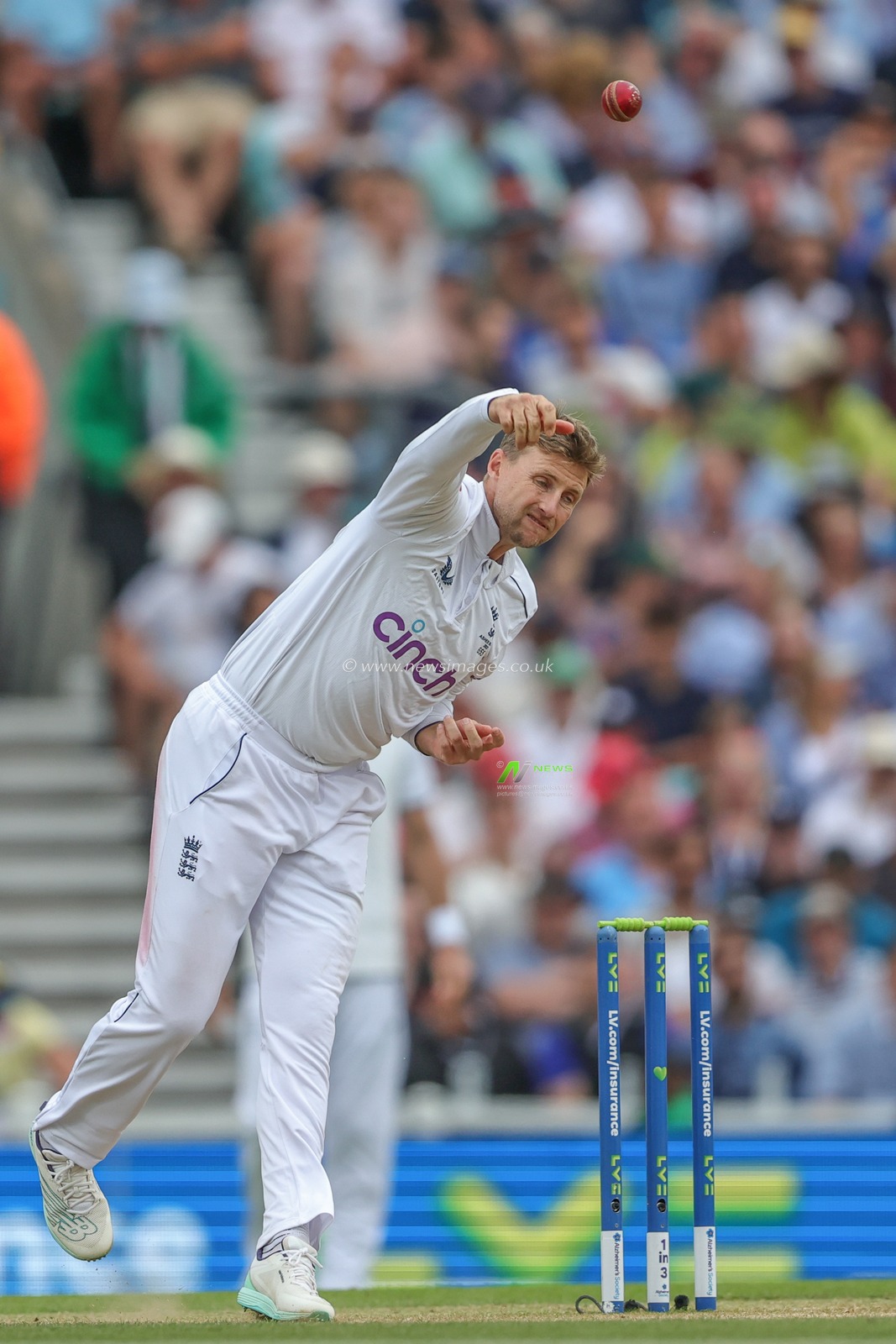 Joe Root of England delivers the ball during the LV= Insurance Ashes Fifth Test Series Day Four match England vs Australia at The Kia Oval, London, United Kingdom, 30th July 2023

(Photo by Mark Cosgrove/News Images)