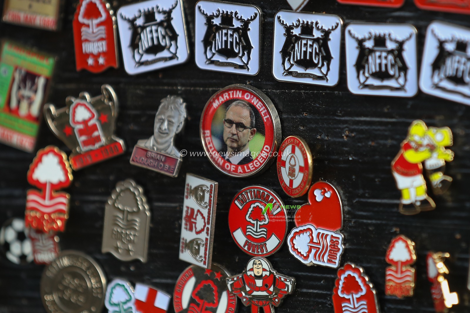 Nottingham Forest pin badges ahead of the Premier League match Nottingham Forest vs Aston Villa at City Ground, Nottingham, United Kingdom, 5th November 2023

(Photo by Gareth Evans/News Images)