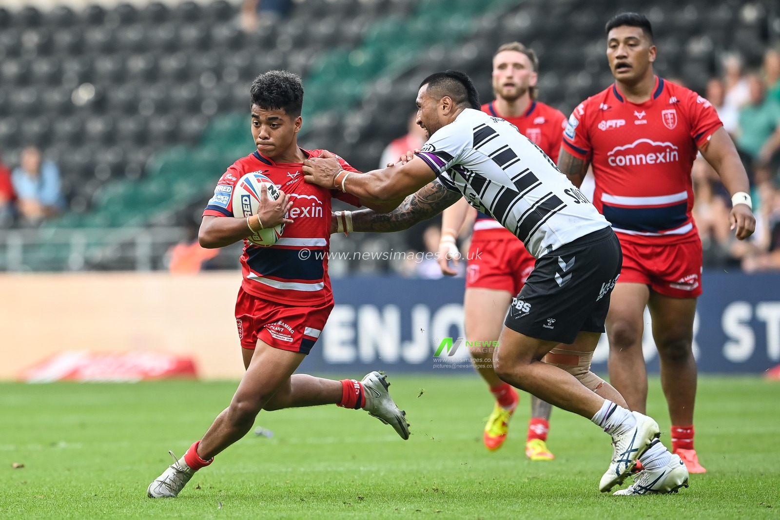 Phoenix Laulu-Togagaâ€™e #29 of Hull KR evades the tackle of Ligi Sao #8 of Hull FC makes a break during the Betfred Super League match Hull FC vs Hull KR at MKM Stadium, Hull, United Kingdom, 3rd September 2022

(Photo by Craig Thomas/News Images)