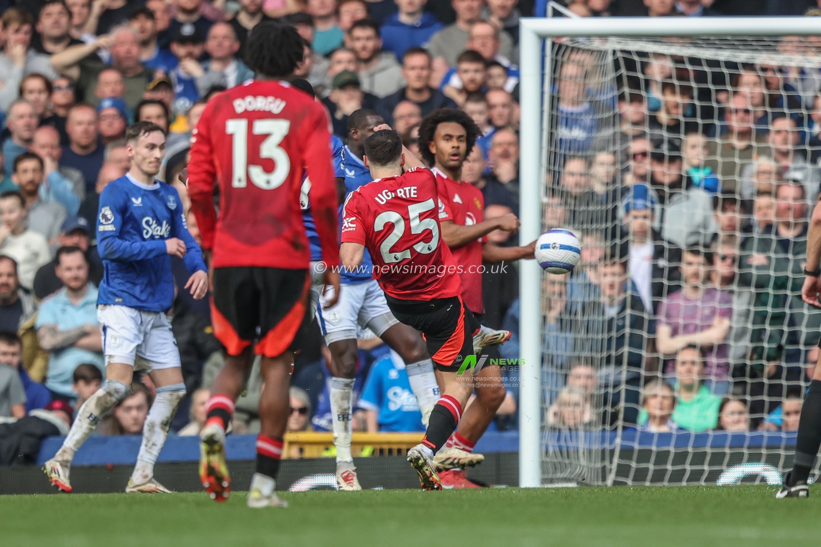 Manuel Ugarte of Manchester United scores to make it 2-2 during the Premier League match Everton vs Manchester United at Goodison Park, Liverpool, United Kingdom, 22nd February 2025

(Photo by Alfie Cosgrove/News Images)