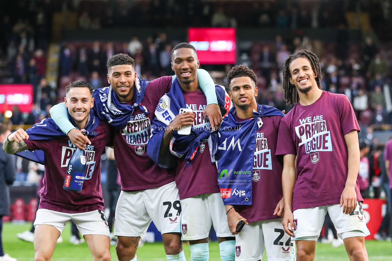 Burnley players celebrates getting promoted back to the premier league after the Sky Bet Championship match Burnley vs Sheffield United at Turf Moor, Burnley, United Kingdom, 21st April 2025

(Photo by Jorge Horsted/News Images)