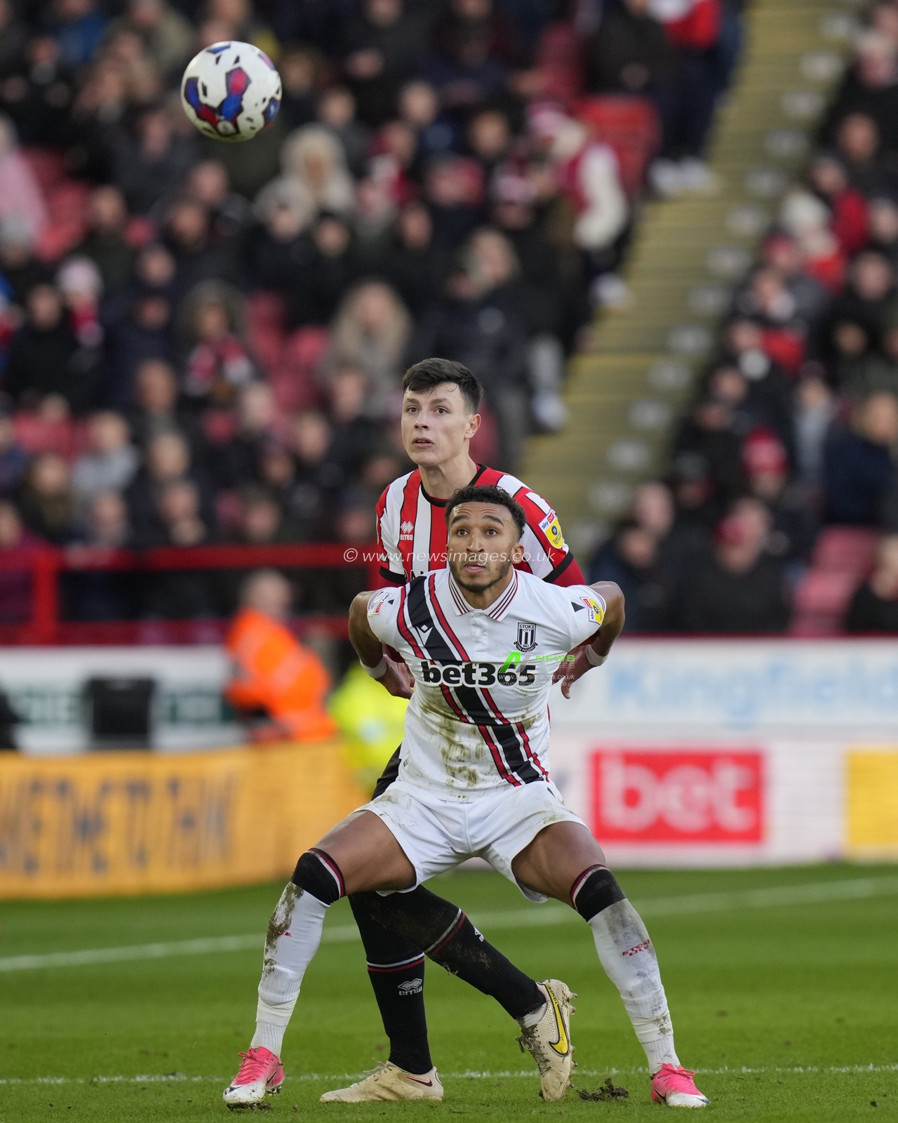 Anel AhmedhodÅ¾i? #15 of Sheffield United competes for a header with Jacob Brown #9 of Stoke City during the Sky Bet Championship match Sheffield United vs Stoke City at Bramall Lane, Sheffield, United Kingdom, 14th January 2023

(Photo by Steve Flynn/News Images)