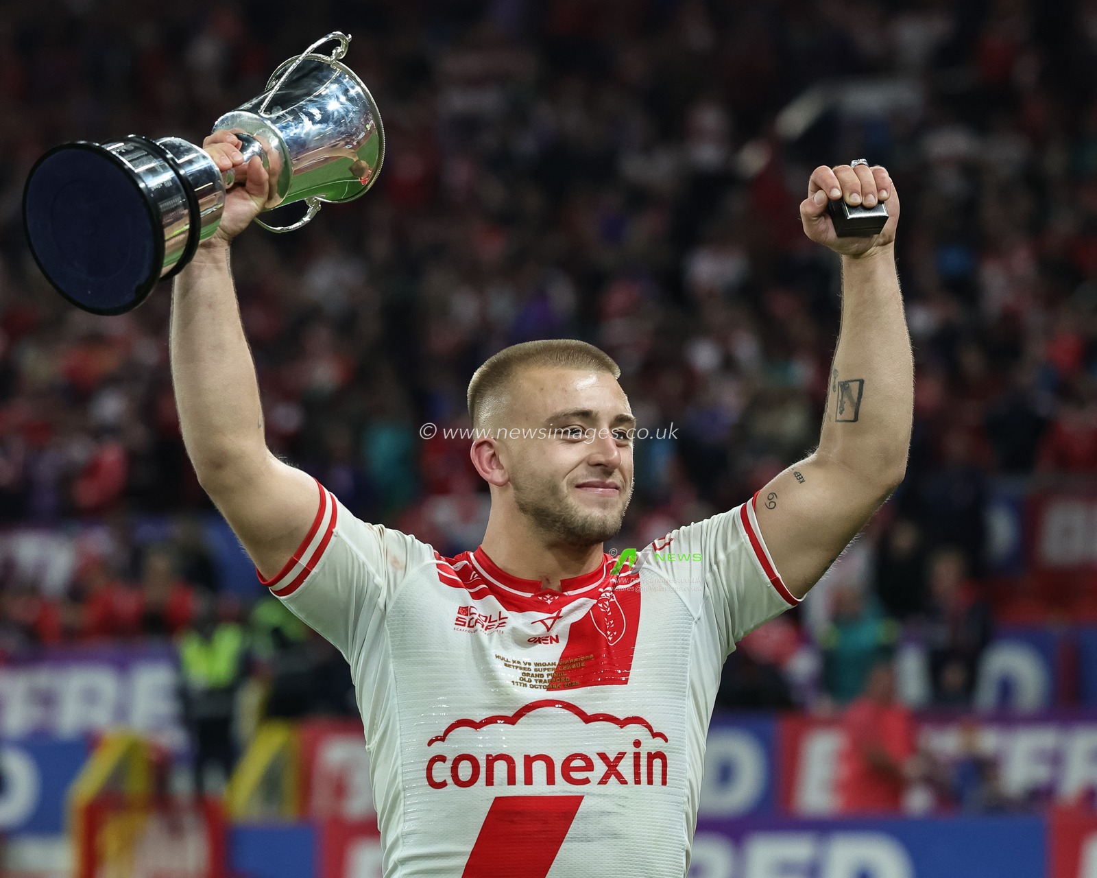 Mikey Lewis of Hull KR life the ,an of the match trophy during the 2025 Betfred Super League Grand Final Hull KR v Wigan Warriors at Old Trafford, Manchester, United Kingdom, 11th October 2025

(Photo by Mark Cosgrove/News Images)
