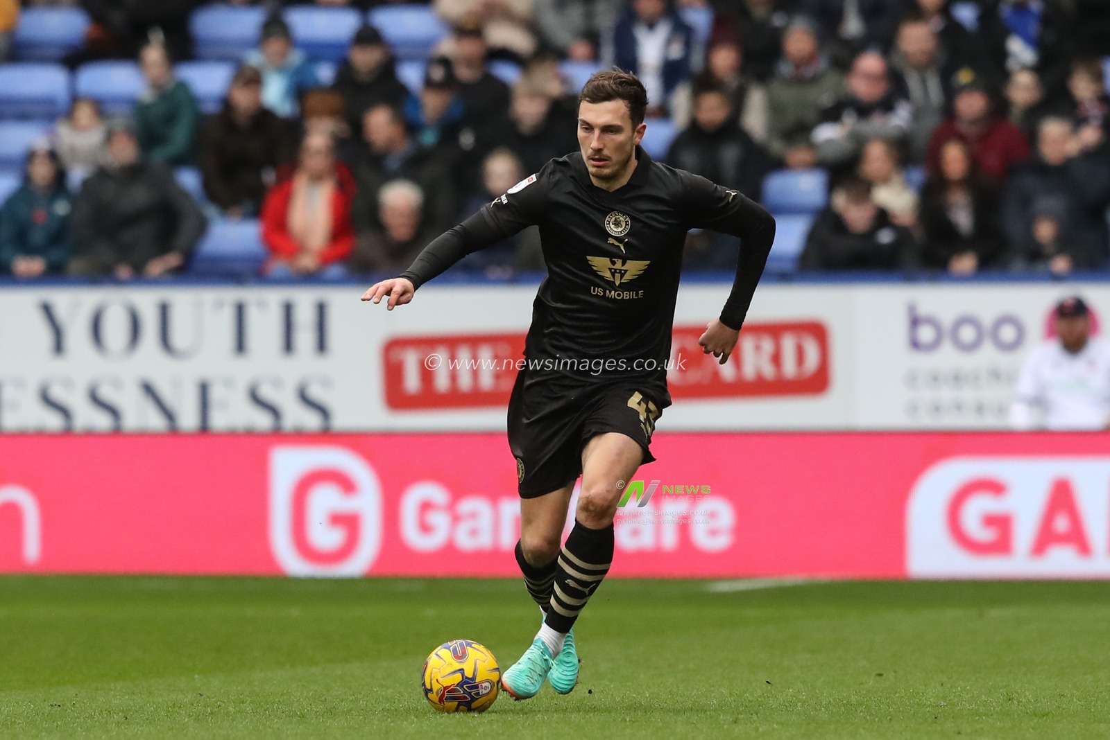 Josh Earl of Barnsley breaks with the ball during the Sky Bet League 1 match Bolton Wanderers vs Barnsley at Toughsheet Community Stadium, Bolton, United Kingdom, 3rd February 2024

(Photo by Alfie Cosgrove/News Images)