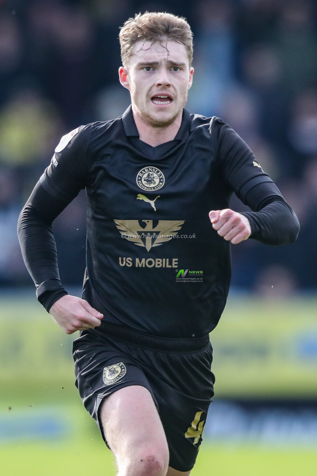 Luca Connell of Barnsley during the Sky Bet League 1 match Burton Albion vs Barnsley at Pirelli Stadium, Burton upon Trent, United Kingdom, 1st April 2024

(Photo by Alfie Cosgrove/News Images)
