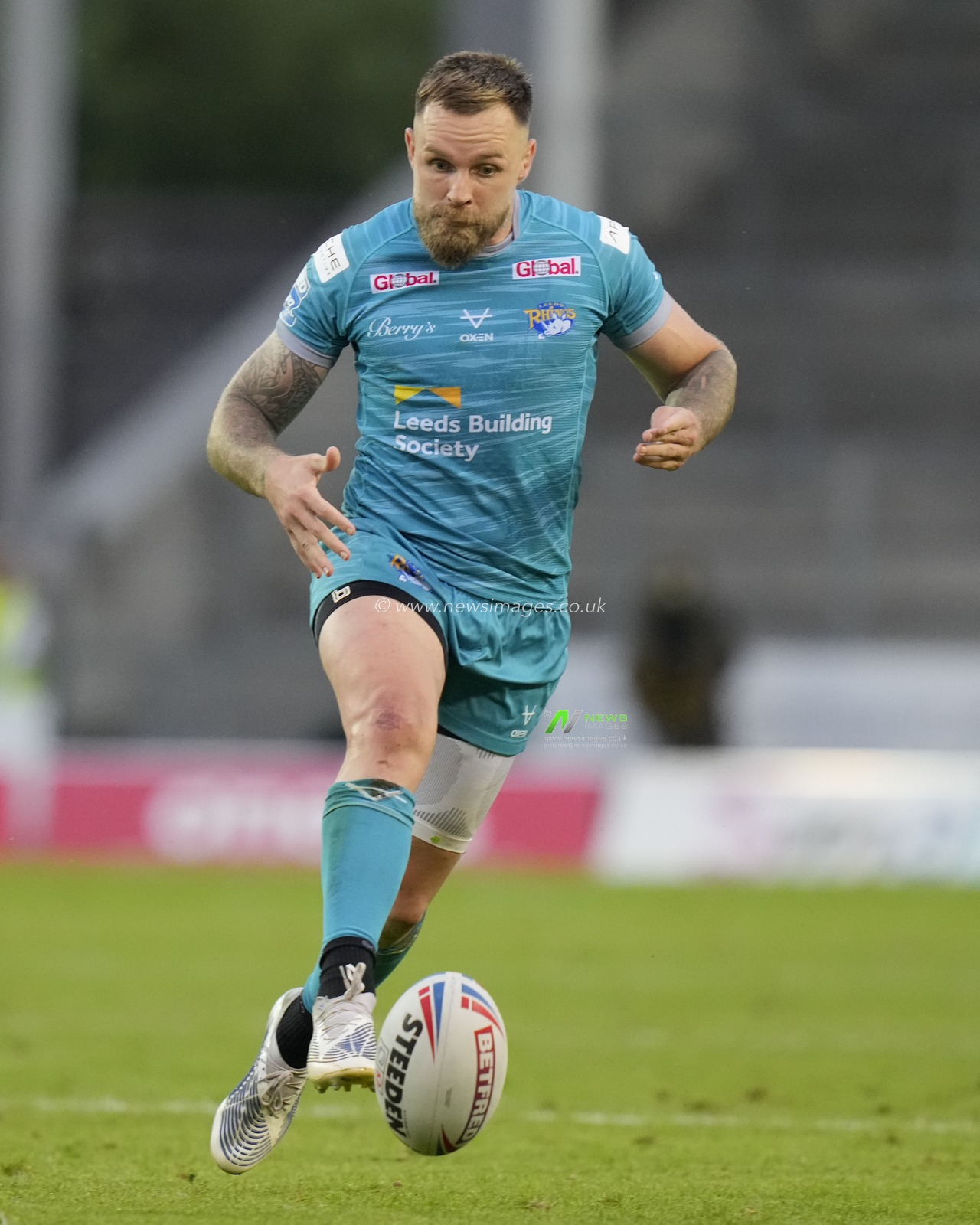 Blake Austin #6 of Leeds Rhinos chips the ball through the St Helens defence during the Betfred Super League Round 20 match St Helens vs Leeds Rhinos at Totally Wicked Stadium, St Helens, United Kingdom, 28th July 2023

(Photo by Steve Flynn/News Images)
