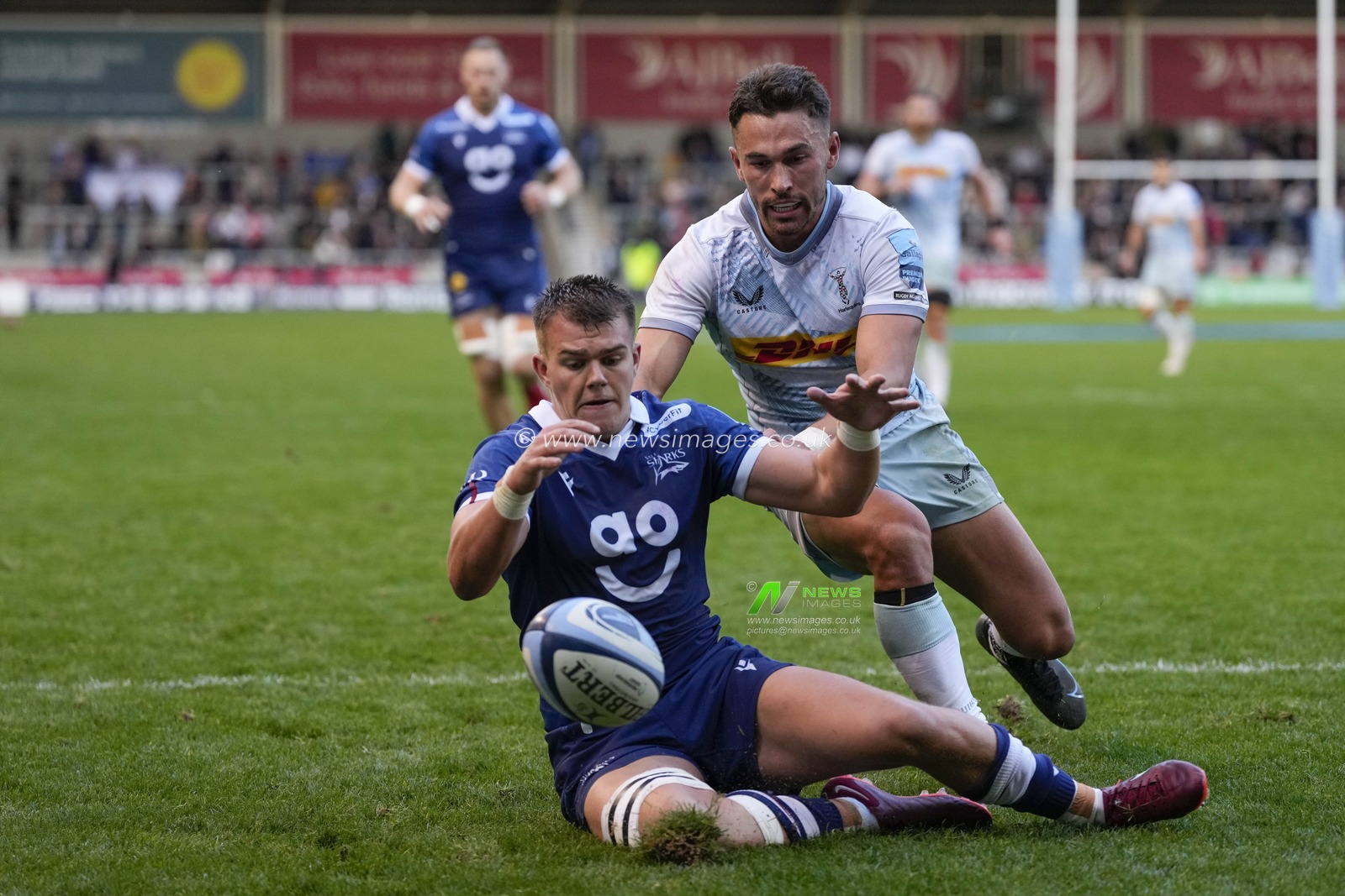 Joe Carpenter #15 of Sale Sharks grounds the ball in goal under pressure from Nick David #14 of Harlequins during the Gallagher Premiership match Sale Sharks vs Harlequins at AJ Bell Stadium, Eccles, United Kingdom, 23rd October 2022

(Photo by Steve Flynn/News Images)