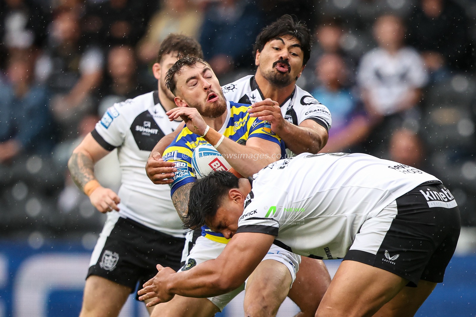 Matty Ashton of Warrington Wolves is tackled by Herman Ese'ese of Hull FC Matty Ashton of Warrington Wolves is tackled by during the Betfred Super League round 25 match Hull FC vs Warrington Wolves at MKM Stadium, Hull, United Kingdom on 29 August 2026

(Photo by Alfie Cosgrove/News Images)