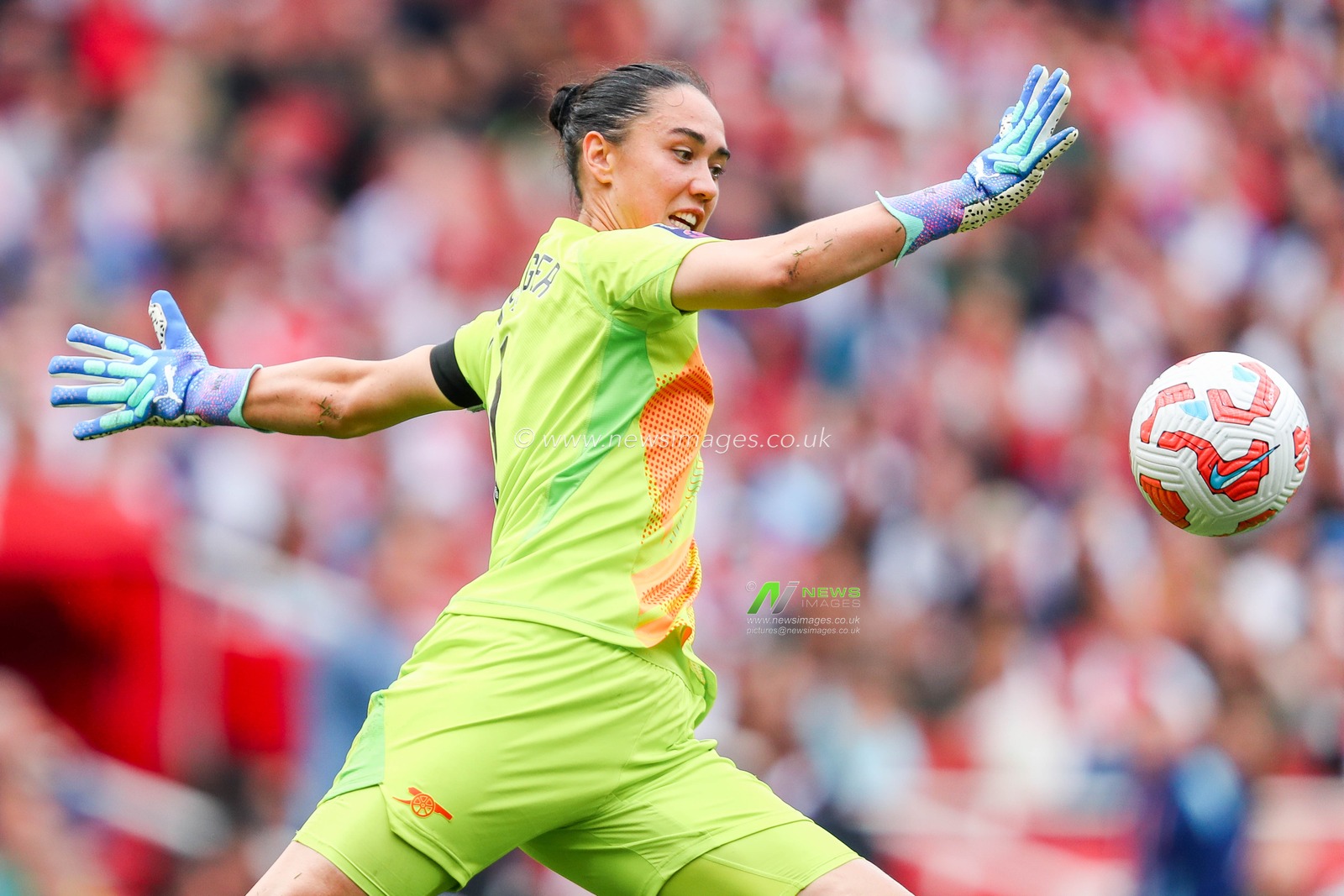 Manuela Zinsberger of Arsenal crosses the ball during the The FA Women's Super League match Arsenal Women vs Manchester City Women at Emirates Stadium, London, United Kingdom, 22nd September 2024

(Photo by Izzy Poles/News Images)