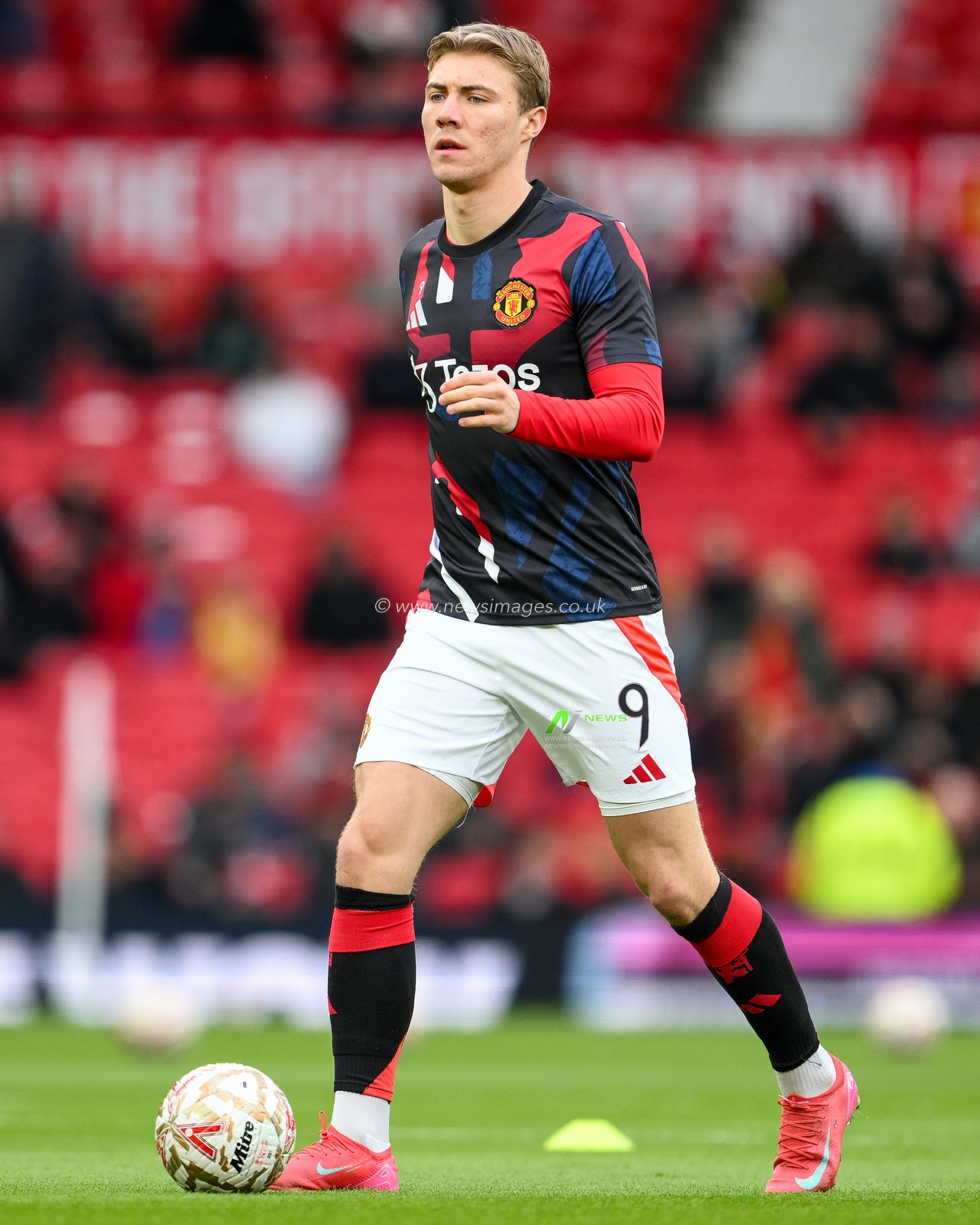 Rasmus HÃ¸jlund of Manchester United warms up prior to the Emirates FA Cup 5th Round match Manchester United vs Fulham at Old Trafford, Manchester, United Kingdom, 2nd March 2025

(Photo by Craig Thomas/News Images)