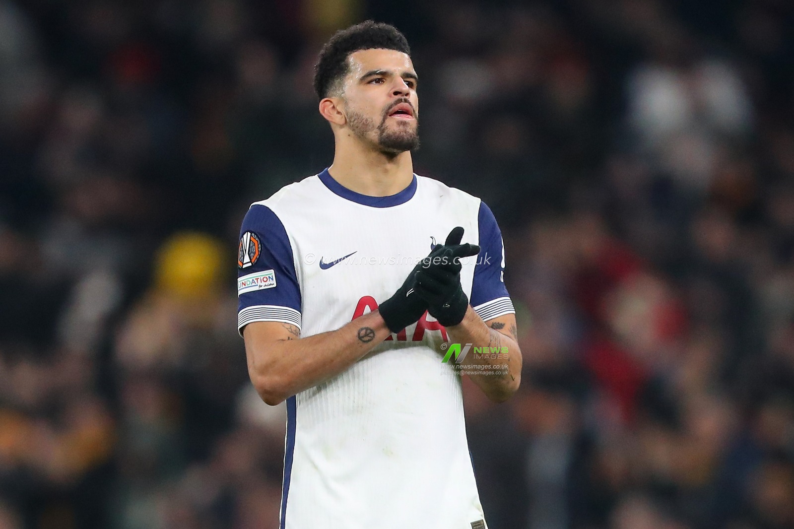 Dominic Solanke of Tottenham Hotspur applauds the fans after the final whistle during the UEFA Europa League - League Stage match Tottenham Hotspur vs A.S. Roma at Tottenham Hotspur Stadium, London, United Kingdom, 28th November 2024

(Photo by Gareth Evans/News Images)\