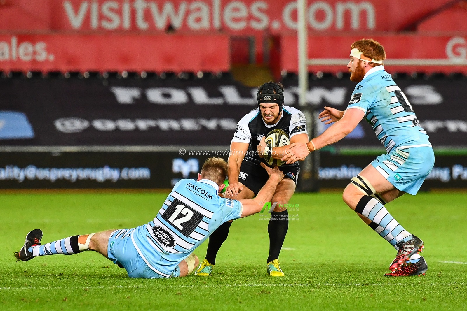 2nd November, Liberty Stadium , Swansea, Wales ; Guinness pro 14's Ospreys Rugby v Glasgow Warriors ; Dan Evans of Ospreys is tackled by Stafford McDowall of Glasgow Warriors  

Credit: Craig Thomas/News Images