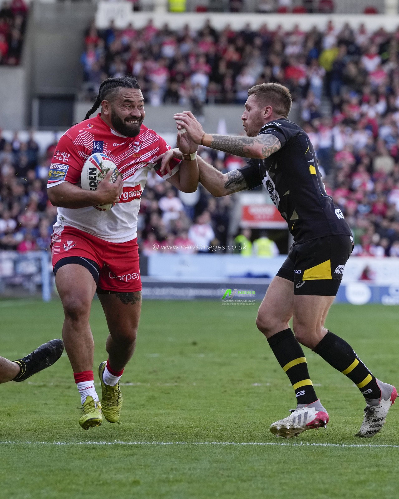 Konrad Hurrell #23 of St Helens runs past Marc Sneyd #7 of Salford Red Devils during the Betfred Super League match St Helens vs Salford Red Devils at Totally Wicked Stadium, St Helens, United Kingdom, 17th September 2022

(Photo by Steve Flynn/News Images)