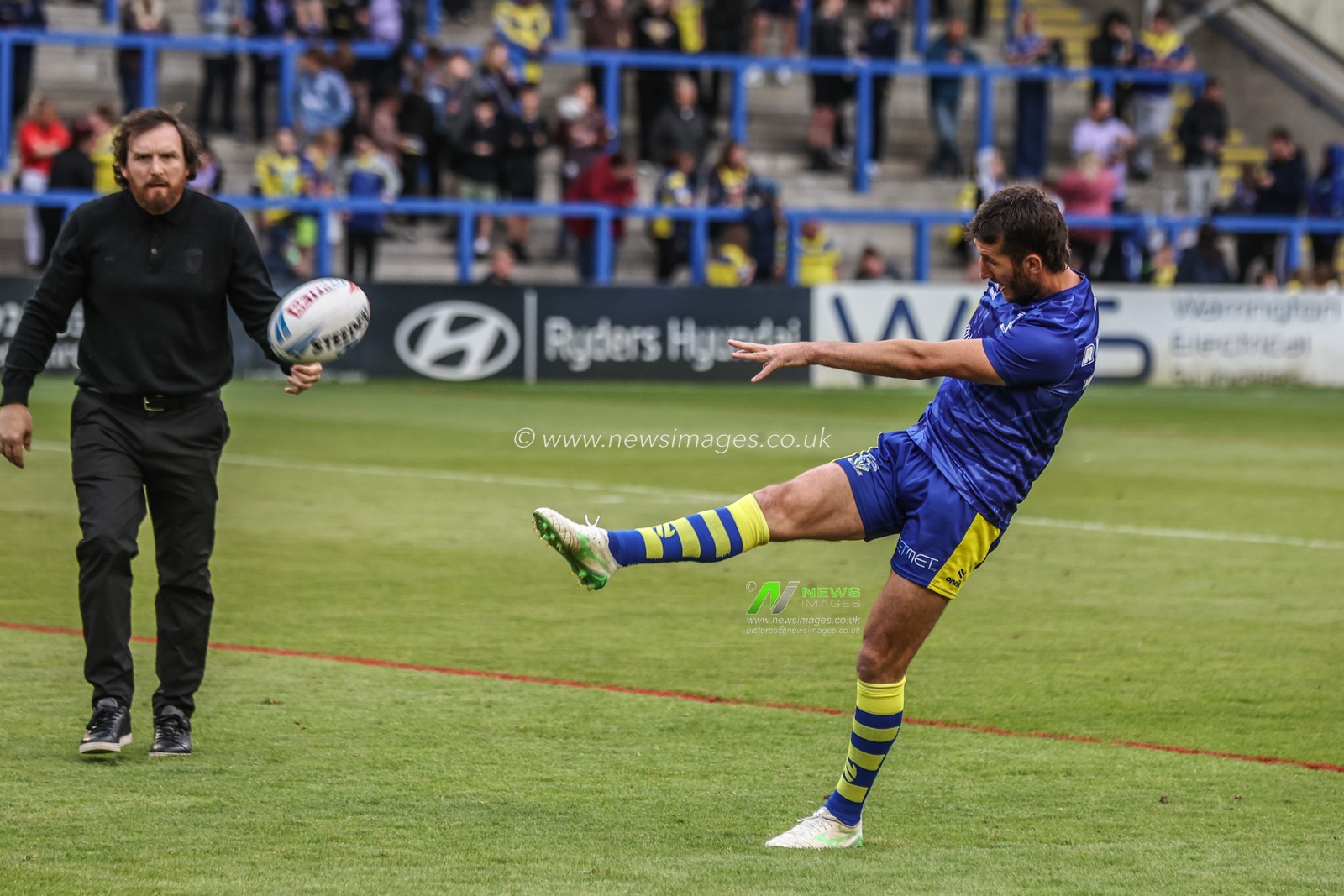Stefan Ratchford of Warrington Wolves practices his kicks during pre-game warm up during the Betfred Super League Round 12 match Warrington Wolves vs Hull KR at Halliwell Jones Stadium, Warrington, United Kingdom, 23rd May 2025

(Photo by Alfie Cosgrove/News Images)