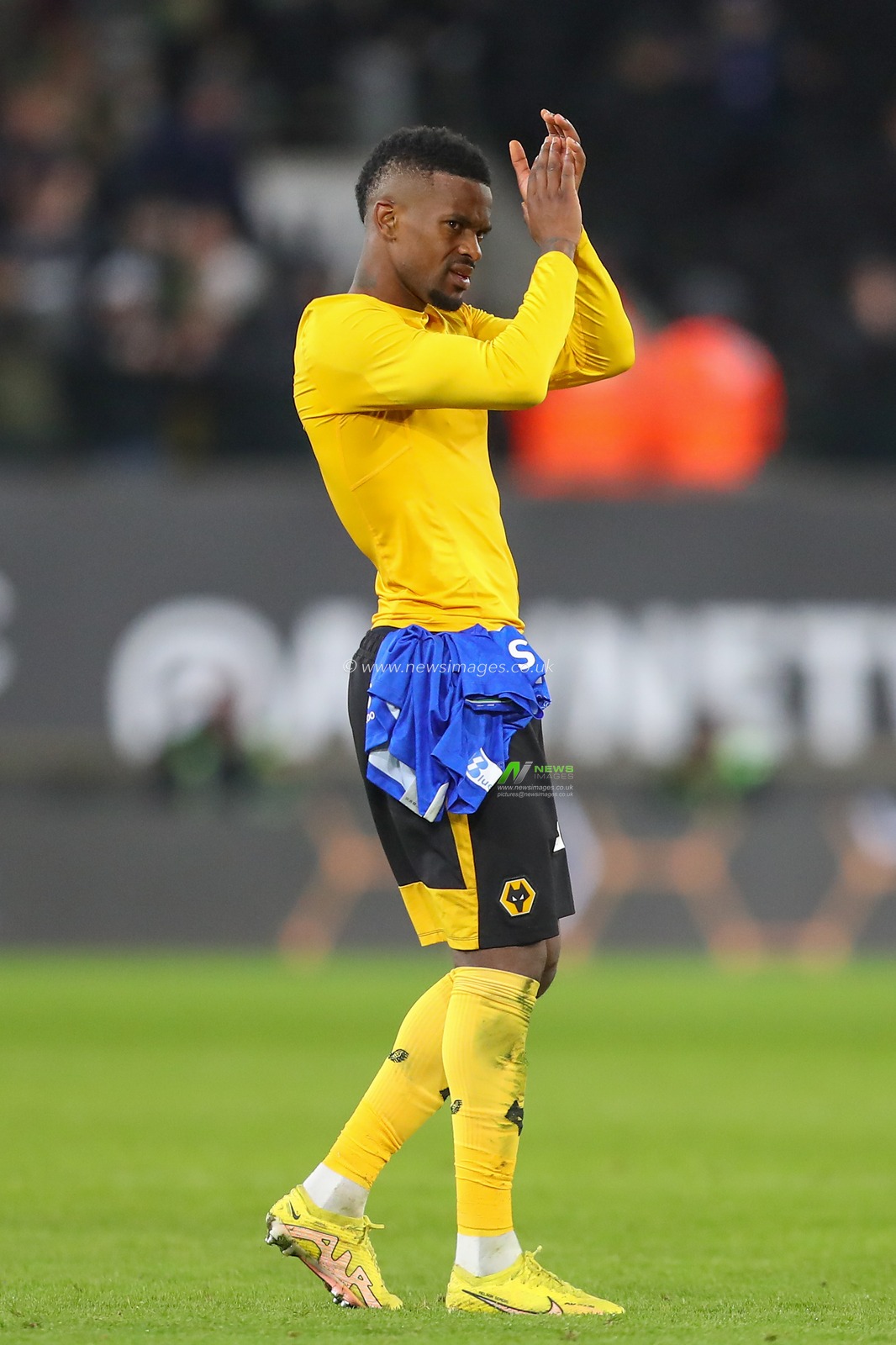 NÃ©lson Semedo #22 of Wolverhampton Wanderers applauds the home fans after the Carabao Cup Fourth Round match Wolverhampton Wanderers vs Gillingham at Molineux, Wolverhampton, United Kingdom, 20th December 2022

(Photo by Gareth Evans/News Images)