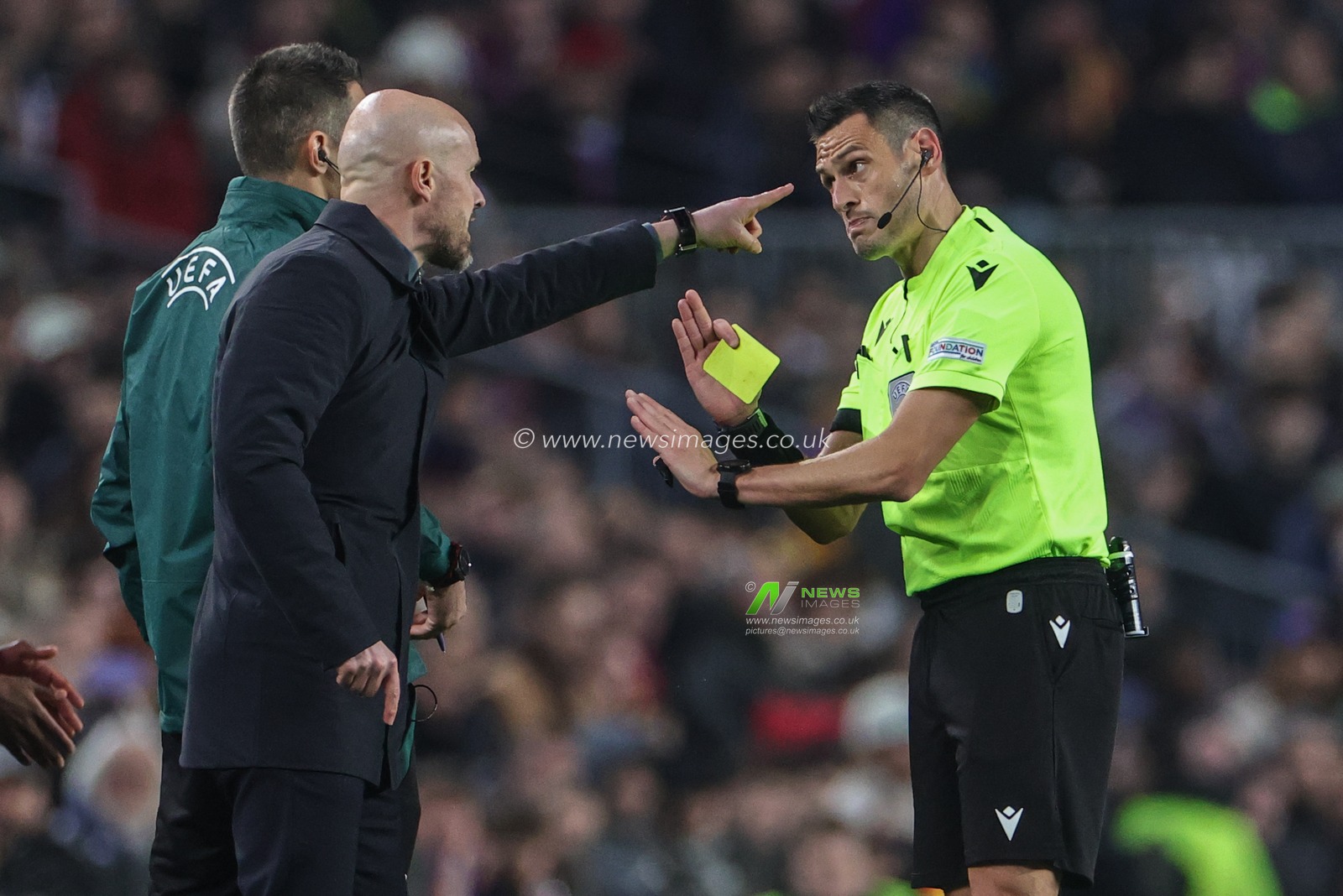 Erik ten Hag manager of Manchester United receives a yellow card off referee Maurizio Mariani during the UEFA Europa League Knockout Round Play-Offs Barcelona vs Manchester United at Spotify Camp Nou, Barcelona, Spain, 16th February 2023

(Photo by Mark Cosgrove/News Images)