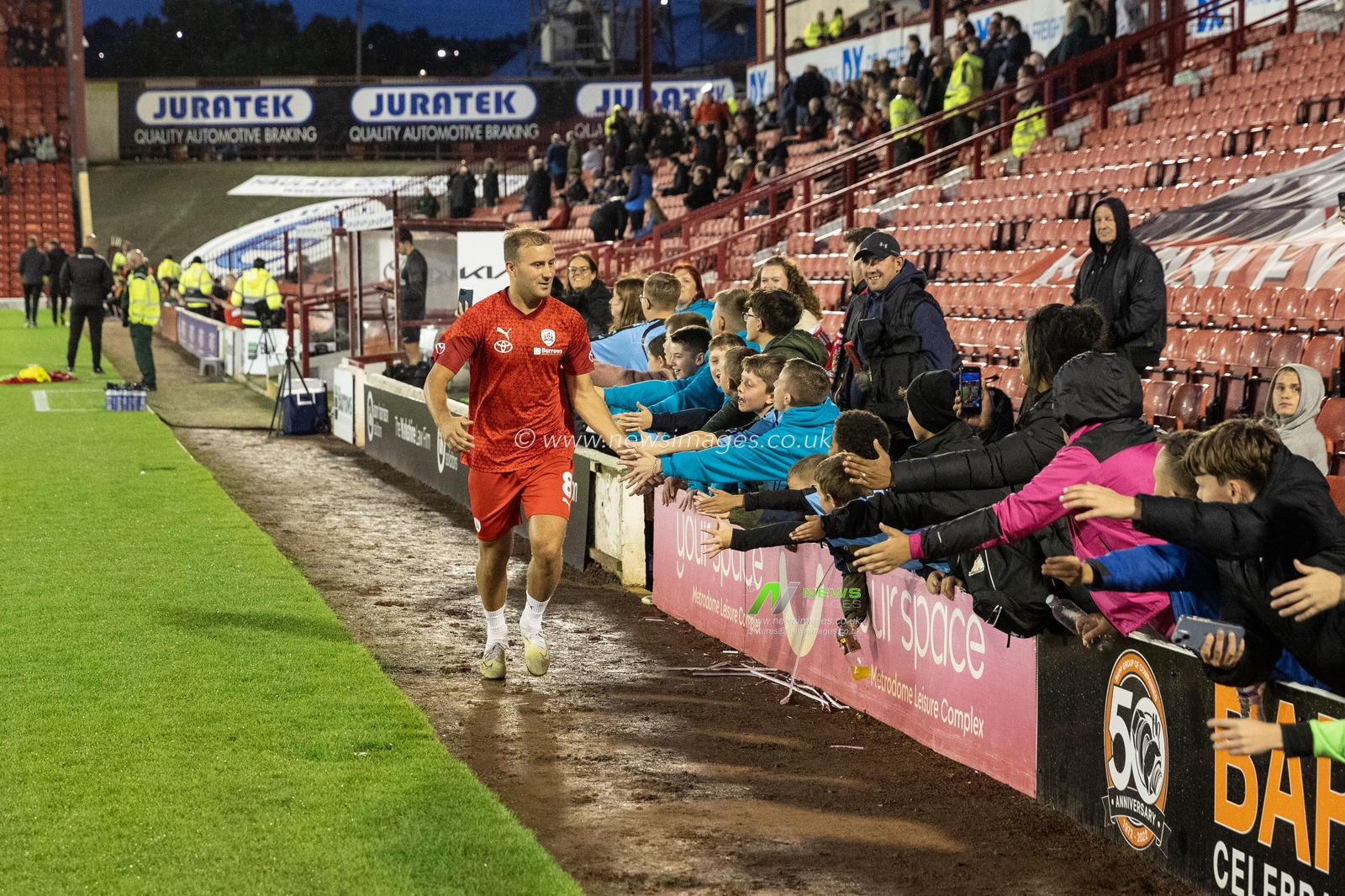 Herbie Kane #8 of Barnsley during the Sky Bet League 1 match Barnsley vs Portsmouth at Oakwell, Barnsley, United Kingdom, 19th September 2023

(Photo by Mark Cosgrove/News Images)