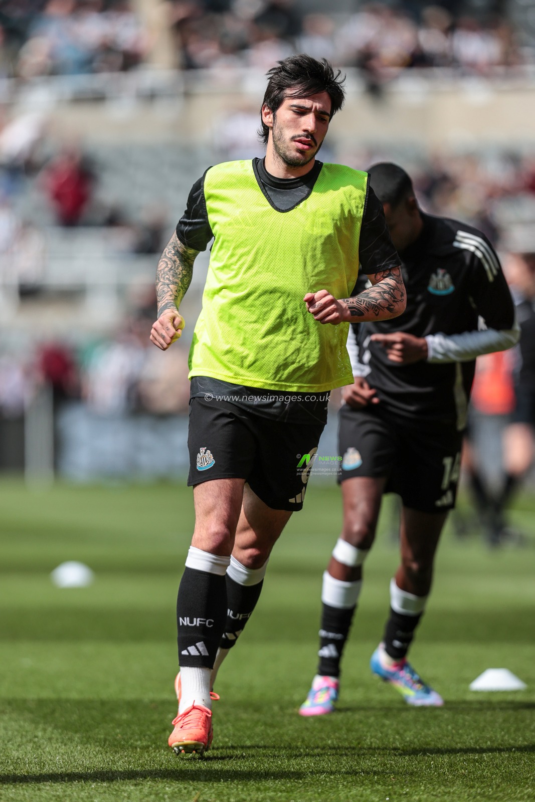 Sandro Tonali of Newcastle United in the pregame warmup session during the Premier League match Newcastle United vs Ipswich Town at St. James's Park, Newcastle, United Kingdom, 25th April 2025

(Photo by Richard Bierton/News Images)