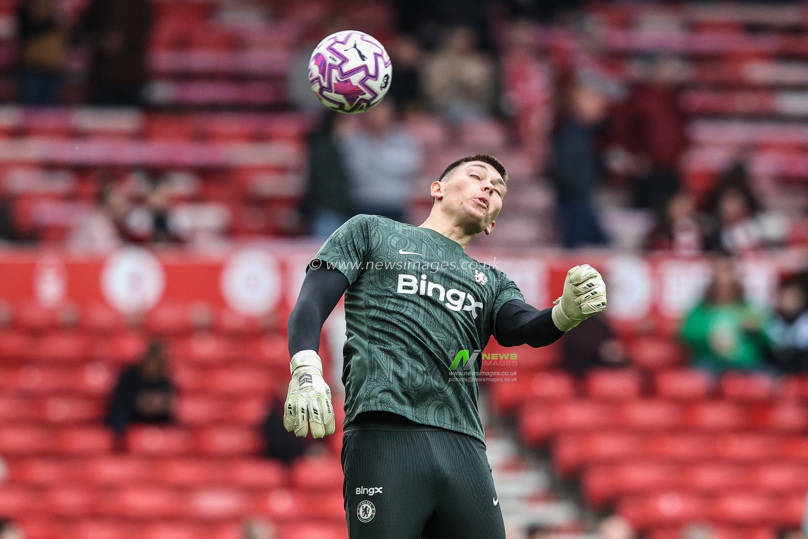 Chelsea goalkeeper Gabriel Slonina in the pregame warmup session during the Premier League match Nottingham Forest vs Chelsea at City Ground, Nottingham, United Kingdom, 18th October 2025

(Photo by Alfie Cosgrove/News Images)