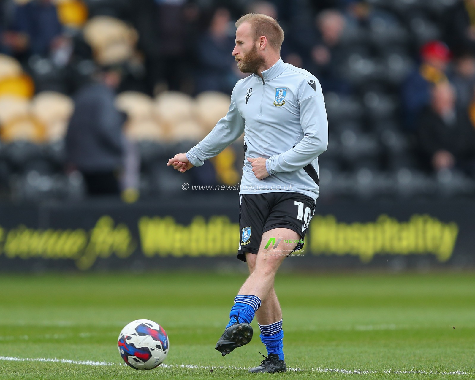 Barry Bannan #10 of Sheffield Wednesday during the pre-game warm up ahead of the Sky Bet League 1 match Burton Albion vs Sheffield Wednesday at Pirelli Stadium, Burton upon Trent, United Kingdom, 15th April 2023

(Photo by Gareth Evans/News Images)