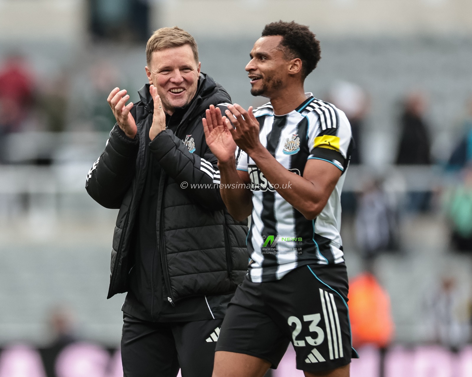 Eddie Howe manager of Newcastle United and Jacob Murphy of Newcastle Untied celebrate the 2-0 win during the Premier League match Newcastle United vs Nottingham Forest at St. James's Park, Newcastle, United Kingdom, 5th October 2025

(Photo by Mark Cosgrove/News Images)