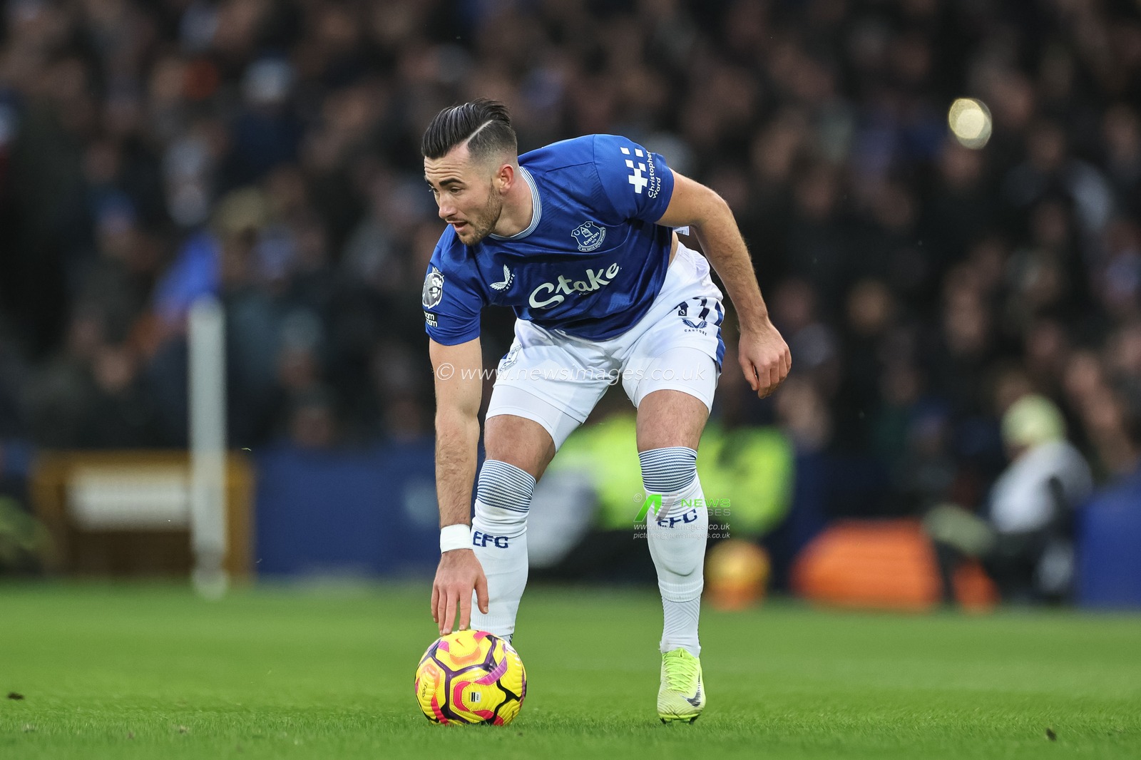 Jack Harrison of Everton tries to stop the ball moving in high winds during the Premier League match Everton vs Chelsea at Goodison Park, Liverpool, United Kingdom, 22nd December 2024

(Photo by Mark Cosgrove/News Images)