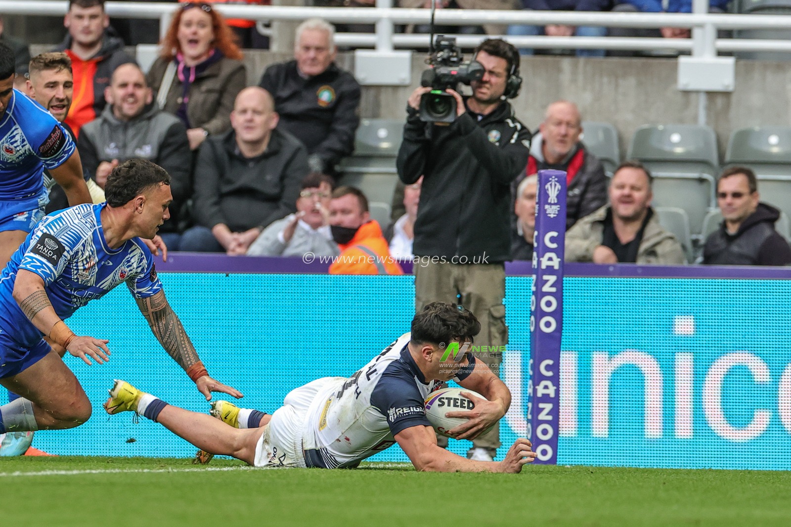 Herbie Farnworth of England goes over for a tryduring the Rugby League World Cup 2021 match England vs Samoa at St. James's Park, Newcastle, United Kingdom, 15th October 2022

(Photo by Mark Cosgrove/News Images)