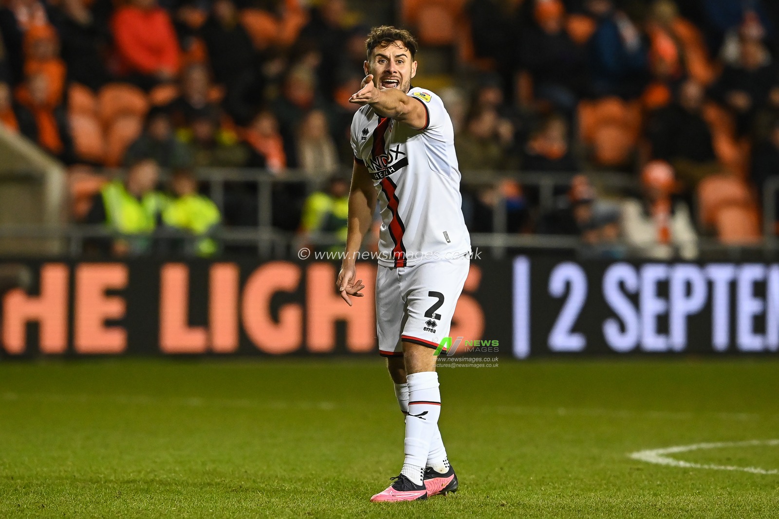 George Baldock #2 of Sheffield United gives his team instructions during the Sky Bet Championship match Blackpool vs Sheffield United at Bloomfield Road, Blackpool, United Kingdom, 29th December 2022

(Photo by Craig Thomas/News Images)